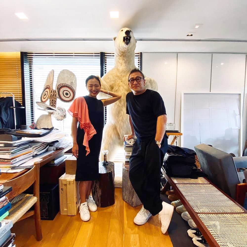 のインスタグラム：「・ ・ おはよございます(気付いたら3時間お昼寝していた😂) 今週は刺激的なことがあり過ぎて電池切れしたかな  その中でも刺激的だった片山正通さん　@masamichi_katayama のアートの美術館のような オフィス、WONDER WALLのオフィスツアーを 世界で活躍されるご本人とスーパー秘書の清水さんと してくださいました😭  ご自慢の宝の山のようなartと解説、またartの裏側(作家の生まれ育った背景、貧富、歴史的背景、ジェンダー…ftc)やバックオフィスを2時間以上も私だけのために 時間を使ってくれたことがどれほど贅沢で貴重なことか  片山さんは世の中的にすごい地位の方だけど 全く偉ぶらず、真剣に話を聞き会話をしてくれる方  岡山で生まれ育ち、ご実家が家具屋を営んでいたことがきっかけで専門学校に行き建築や空間デザインの道へ入った そして10年前にWONDER WALLを立ち上げ 本社を建てられた  WONDER WALLにある宝のようなアートを見せていただき気付いたことは お金があるだけでも得られない、と思った きっと人となりやマニアックな知識やご縁で得られるんだと  片山さんと出会うきっかけとなったのは、14年前の新郎新婦、北条夫妻(しんくん、まりちゃん) @shinji_hojo and @marikohojo   彼らのご縁で私は有り得ない経験をさせてもらい感謝しかない 心からありがとう！  またみんなで共に食事をできる日を楽しみにしています♡ ・ ・ #life #art #interiordesigner #片山正通　#ワンダーウォール #努力の人　#愛のある人　 #プロフェッショナルの仕事を見た #パースのクォリティーが半端ない #月曜日に図鑑が届くのが来週の楽しみ #私も精進します #ツアー後は美味しいお寿司の折詰を3人でいただき歓談 #白くまの前でハイチーズ #ありがとうございました🙏🏻」