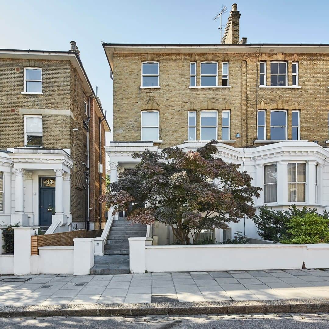 The Modern Houseさんのインスタグラム写真 - (The Modern HouseInstagram)「#forsale King Henry's Road: an elegant yet traditional façade which conceals the dramatic, contemporary brilliance that lies within. Head to the link in our bio for the sales particulars.」9月12日 17時31分 - themodernhouse