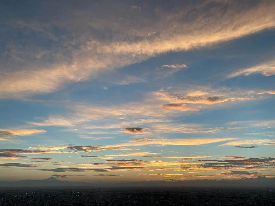 相馬絵美さんのインスタグラム写真 - (相馬絵美Instagram)「少し前の空。富士山も見える。  明日の9月13日AM9時41分に拡大や発展のラッキースター木星が順行を始めるよー🌟  この時木星は 「言葉・情報・学び・コミュニケーション」 がテーマの第3ハウスにいるから、言霊すなわちアファメーションが効果的だよー💫  この時の内なる自分を整えて、その時の波動をどんどん拡大させていきましょ！  全然話変わるけど、皆さん5Gについてどう思う？  #木星順行 #ラッキースター #拡大と発展の星 #言霊大事 #アファメーションしよう #5G #みんなどう思ってるか知りたい」9月12日 17時35分 - somaemi