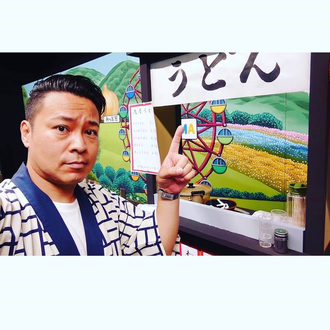 高井俊彦さんのインスタグラム写真 - (高井俊彦Instagram)「【本日の習字✍️〜その七十七〜】 本日の #淡路島 #青海波 #波乗亭 #よしもとコメディ  無事に終わりました✌ コロナ禍の中、お越し下さった皆さんありがとうございました🙏  #フースーヤ のおかげで新鮮な面白い舞台にりました👏  そしてー。 私、手書きのうどん屋暖簾ちゃんと使われました‼️ 記念にパシャリ📷✨  こんな所の文字書いてとかリクエストあれば何でも🆗なのでお待ちしております👍  美味しい物を腹いっぱい食べて、新喜劇で腹いっぱい笑ってもらえる #波乗亭  へ明日も是非来て下さい⤴️⤴️⤴️  #パソナグループ  #海の見える素敵な舞台」9月12日 17時45分 - takai_toshihiko