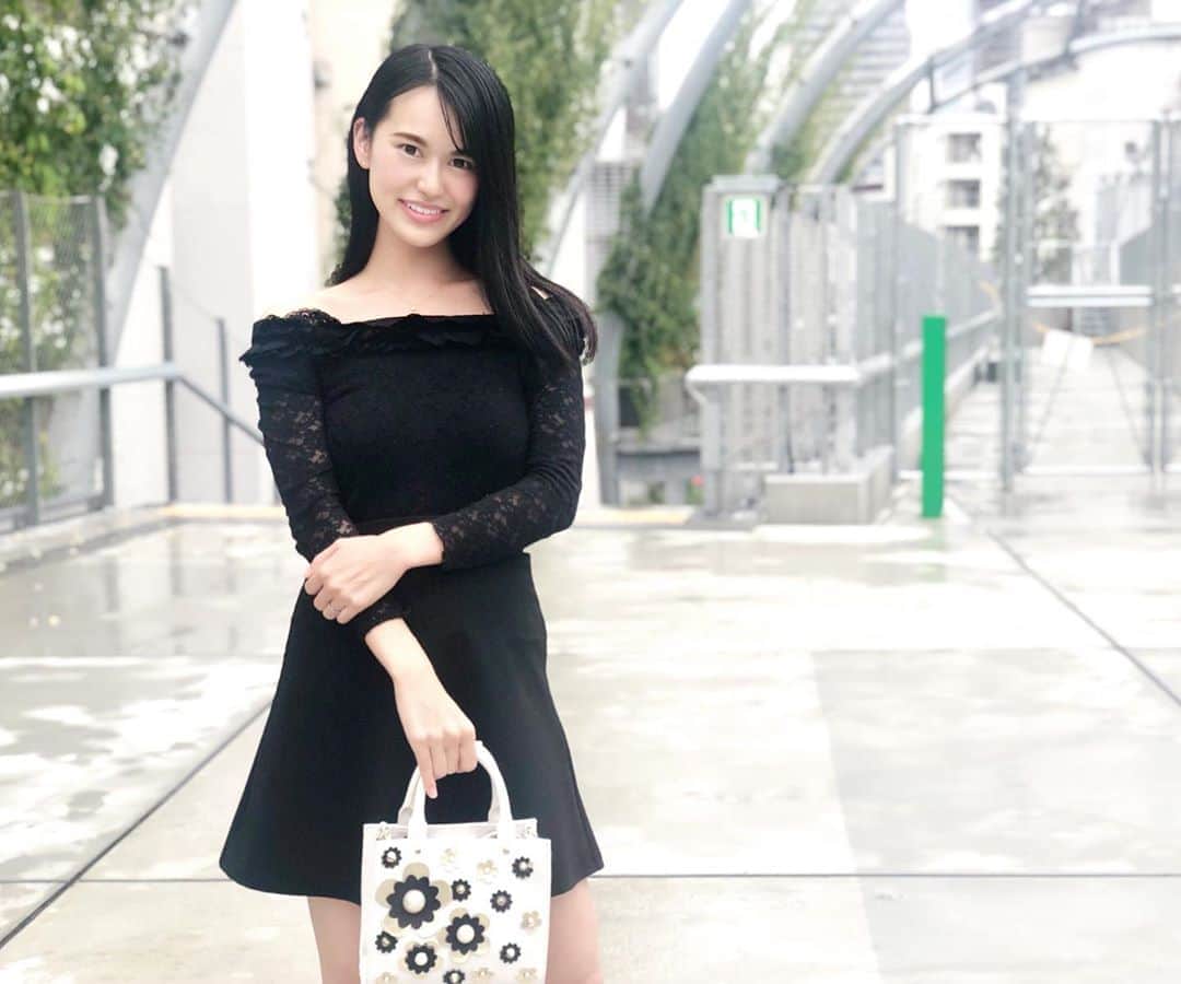 七尾エレナさんのインスタグラム写真 - (七尾エレナInstagram)「今日は東京かあさん @tokyokasan に息子のお世話をお願いし 友達と宮下公園でランチ✨ 保育園は平日だけなので 週末はたまにこうやって息抜き🥰 . 息子がいないときは ピアスもネックレスもつけられるから嬉しい✨ ネックレスはオロビアンコのもの！ 華奢なゴールドネックレスで どんな服にも合わせられるから 色んなシーンで活躍しそう✨ . #theplatinumselect #Orobianco #オロビアンコ #オロビアンコネックレス #ユニセックス #pr」9月12日 17時42分 - elenananao