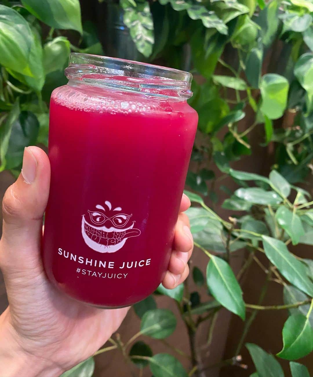 Sunshine Juiceさんのインスタグラム写真 - (Sunshine JuiceInstagram)「drink the REAL juice🌿本物のジュースを飲みましょう。液体なので内臓に負荷をかけずに、でもしっかりと自然の栄養が体の細胞に染み渡るのがコールドプレスジュースのメリット✌🏻ダイレクトに野菜や果物の栄養を体に吸収してその力を感じて、食生活をコントロールしてください💪🏽疲労回復にぴったりの新しいビーツジュースのブレンド、"ハートビート"も来週から登場、そして秋のスペシャルシーズンジュースも始まりますのでお楽しみに🌞🌞🌞Cold Pressed Juice is great because they are packed with natural nutrient and since they are in the liquid form, no digestion needed from your body. Simply feel the natural energy inside of your body and stay healthy on the plant nutrition! New beetroot juice to be launched this coming week yay 🌈#stayjuicy #sunshinejuice #サンシャインジュース  #疲労回復」9月12日 17時44分 - sunshinejuicetokyo