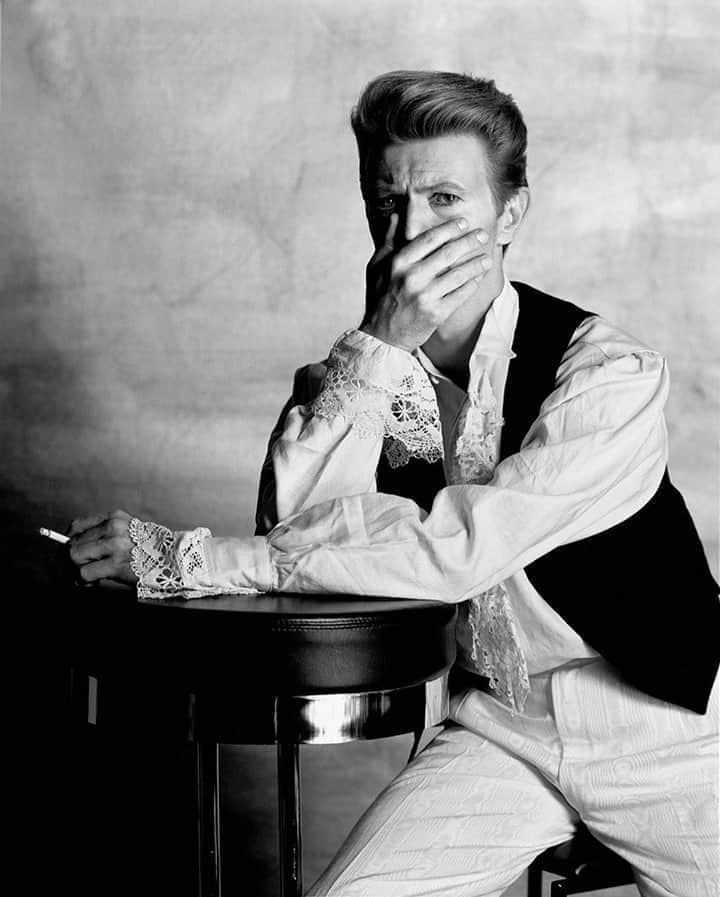サザビーズさんのインスタグラム写真 - (サザビーズInstagram)「Drive-in Saturday: Starting our weekend with this 1990 photograph of David Bowie by Tony McGee. It is one of the photographs that capture the best of British life and culture in our Made in Britain online sale, open for bidding from 9-16 September. If you're in London, head to New Bond Street for an exhibition of highlights from the auction.  #SothebysModBrit #SothebysPhotographs #DavidBowie #SothebysOnline #MadeinBritain #TonyMcGee」9月12日 17時46分 - sothebys