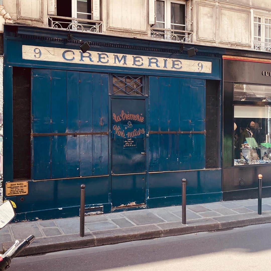 EFFIEさんのインスタグラム写真 - (EFFIEInstagram)「Paris 町歩き 街で見つけた ステキな外観のご紹介です  【 CREMERIE 】 クリーム屋さん (チーズや牛乳を売っているお店） 昔の看板をそのまま残しているパターン。これもたまに見かけます。現在は、違うお店屋さんです。  【 Bar à vin 】 バカンス中に見たなんとも雰囲気のあるワインバー。 古いワインが眠ってそう  #フランス#フランス在住#フレンチスタイル#カフェ#フランスカフェ#parislife#パリライフ#フランスの香り#アロマ#フレグランス#フレンチ#パリの空の下 #パリの今 #パリに行きたい #newlifestyle #パリ情報 #withコロナ #フランス🇫🇷 #パリの街並み #parisstyle #パリに住みたい#フランス好き #コロナが落ち着いたら #今パリ #旅行に行きたい #パリの街角」9月12日 17時50分 - e.f.international
