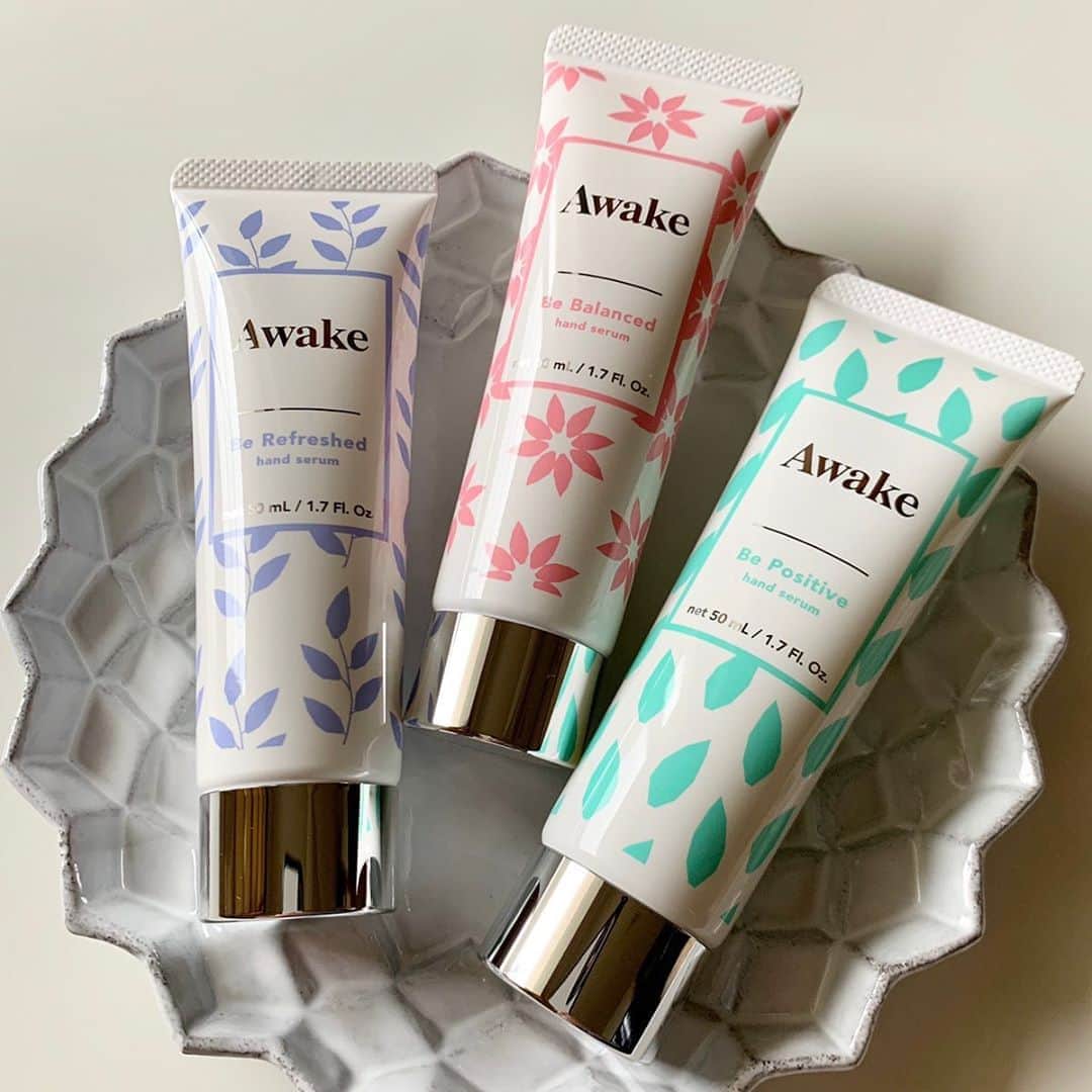 のインスタグラム：「『Awake』から気分やシーンに合わせて選べる3種類の香りで包み込みながら、みずみずしくうるおったなめらかな手肌へと導くハンドセラムが登場🕊✨ ムルムルバターなどのボタニカルオイルのうるおいで、手肌をなめらかに整えます💕 ★ （右）Be Positive 一日の始まりや、ポジティブな気持ちになりたいときに。 アウェイク ビーポジティブ ハンドセラム 50mL ￥1800  （中）Be Balanced 心のバランスを整えたいときや、癒されたいときに。 アウェイク ビーバランスド ハンドセラム 50mL ￥1800  （左）Be Refreshed 気分をリフレッシュしたいときや、一息つきたいときに。 アウェイク ビーリフレッシュド ハンドセラム 50mL ￥1800 ＊すべて2020年10月2日新発売 ★ Awakeのハンドセラムは、香りはそれぞれ違えども、みずみずしくのび広がりスッと浸透する心地よいテクスチャーは同じです。手肌になめらかにのびたと思ったらスッと吸い込まれ、パソコンやペンを触ってもベタつきなし❣️ けれど、物足りなさはなく、内側からしっかりうるおっている感覚に。香りが強すぎると、その後の作業時に気になることもありますが、これは程よく、ケアが楽しくなる香りの加減も◎。軽やかな質感なので、マメにお手入れしようというケアのモチベーションも上がります😘 使うたびに漂うやさしい香りに心身とも癒されます💓 ★ WEB編集KN ◡̈⋆ #Awake #アウェイク #ハンドクリーム #ハンドセラム #秋コスメ #新作コスメ #ナチュラルコスメ #化粧品 #コスメレビュー #持ち歩きコスメ #maquia #maquiaonline #マキア #マキアオンライン」