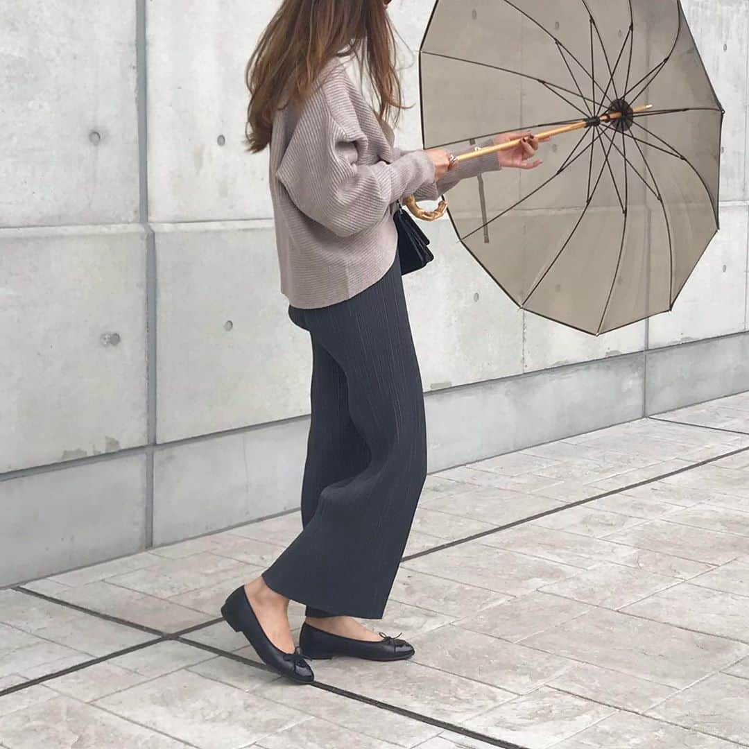 mario_dozonoさんのインスタグラム写真 - (mario_dozonoInstagram)「* 🌂🌂🌂 ずっと大切に使えるちゃんとした傘を探してた時に、 運命的に出会えた @traditionalweatherwear のリュクスなブラウンのビニール傘。 * バンブーハンドルにビニール部分にはパイピングも施されていて、リッチでエレガントな印象☂️✨ * お気に入りの傘があると雨も日もいい気分☺️ * * * #TWW #traditionalweatherwear #chanelbag #chanelwallet #chanelshoes #4yuuu #outfitoftoday #トラディショナルウェザーウェア #雨の日コーデ #ビニール傘 #ビニ傘 #傘 #ご近所コーデ #ワンマイルウェア #ワンマイルコーデ #今日のコーディネート #ニットコーデ #秋コーデ #ゆるコーデ #ゆるニット #ゆるふわ巻き #シャネル財布 #シャネルバッグ #シャネルバレリーナ #おしゃれ傘 #くすみカラー #スモーキーカラー #バンブーハンドル #大人シンプルコーデ #大人カジュアルコーデ」9月12日 18時02分 - mario_dozono