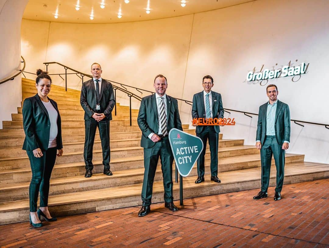 フィリップ・ラームさんのインスタグラム写真 - (フィリップ・ラームInstagram)「Endrundenauslosung der #EURO2024 in der @Elbphilharmonie - Mit der Bekanntgabe des Austragungsortes für den Final Draw ging die Host City Tour zu Ende. Ich habe diese Woche viel gelernt und freue mich auf die Arbeit & Projekte der nächsten 4 Jahre. @unitedbyfootball2024  Final draw of the #EURO2024 in the Elbphilharmonie - with the announcement of the venue for the Final Draw the Host City Tour came to an end. I learned a lot this week and I am looking forward to the work & projects of the next 4 years.」9月12日 18時02分 - philipplahm