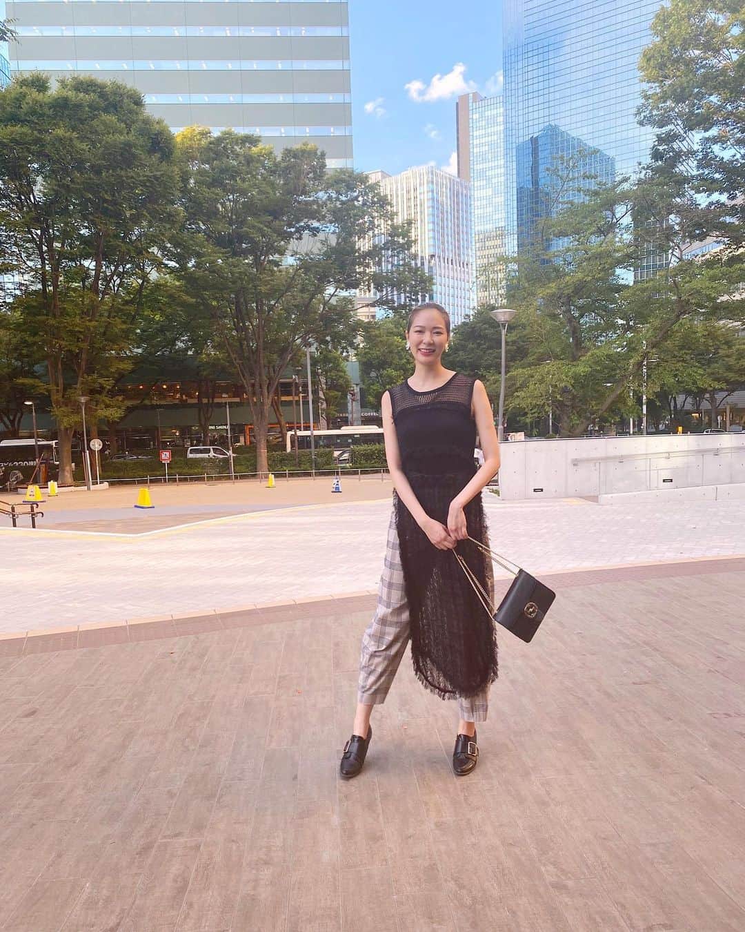井咲アキのインスタグラム：「🏙🌳 都会の中の自然って、なんか 贅沢な気がして好き♡ ・ ・ ・ #都会の中の自然#都会#ビル#自然#公園#青空#夏 #urban#buildings#nature#park#bluesky#summer」