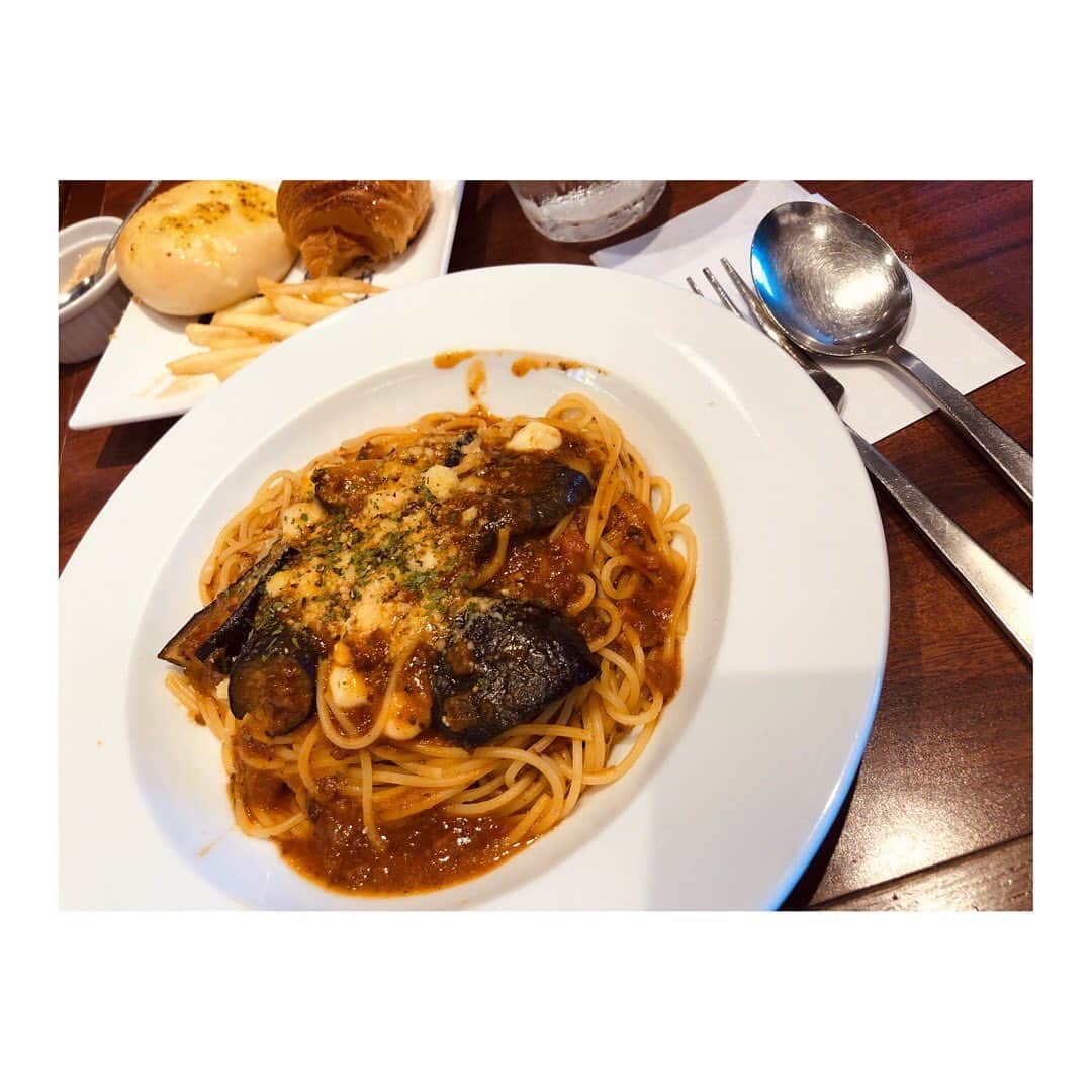 小河結香のインスタグラム：「夜ご飯前の食テロ行きまぁす😍🍴 これを見てみんなバンバン食べて太って 世の中の基準を変えて下さい✋ そしたら私がデブではなく標準になります🐷 ゆんが行くのはコラボカフェだけだと思った❓ 残念普段は男子高校生並みのご飯食べてます👍 全てランチの写真だけど何処の何かは忘れた🤣 ダイエットとか美意識とか 若さと一緒に粉砕したので💨 特に最近ハマってるのがまぜそばと坦々麺‼️ ゆんのフォロワー90%が4,50代おじさんだから この投稿が一番需要ありそう😍 「いっぱい食べる君が好き」 それは魔法の言葉…💖 #食テロ #男飯 #ランチ #こってり飯 #ガッツリ飯 #肉食女子 #大食い女子 #ダイエットとは無縁 #ダイエットは明日から #美意識は何処へ #いっぱい食べる君が好き」