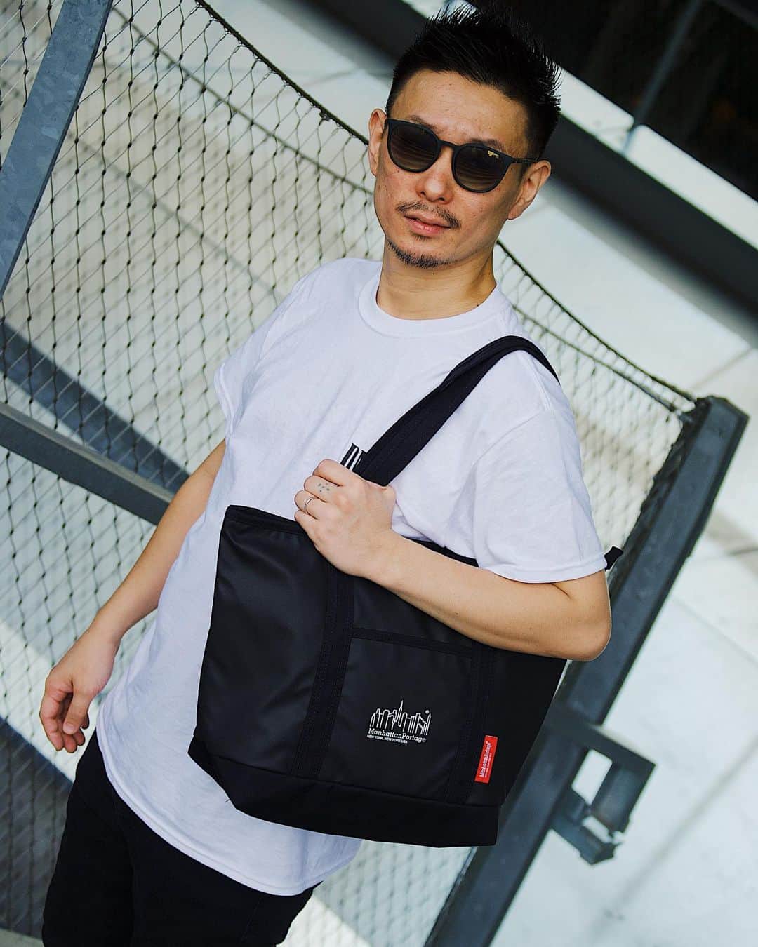 のインスタグラム：「30年以上の歴史を誇る世界最大のDJ大会 DMC WORLD DJ CHAMPIONSHIP。   サポートしているDMCでお馴染みのアーティストのスナップを公開。 レコードが収納できるバッグやイベント会場にも携帯できるバッグをチョイスしていただきました。  完全オンラインでの開催となった2020年度のDMC DJ CHAMPIONSHIP。エントリー開始は9/16（水）からスタート。いよいよDMCの開幕です。  #manhattanportage #newyorktough #newyork #nyc #tokyo #dmc #dmcjapan #snap」