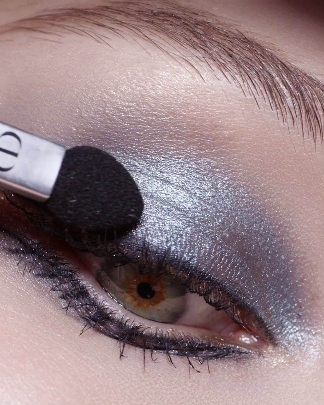 のインスタグラム：「Discover the new 5 Couleurs eyeshadow palette with its new Couture twist and style. New colours, new finishes, each one of them matches an iconic piece of the Dior Couture wardrobe: Black Bow, Denim, Mitzah and Rouge Trafalgar. • 5 COULEURS COUTURE 079 Black Bow 5 COULEURS COUTURE 279 Denim 5 COULEURS COUTURE 689 Mitzah 5 COULEURS COUTURE 879 Rouge Trafalgar DIORSHOW ICONIC OVERCURL 090 Black • #diormakeup #diorshow @diormakeup」
