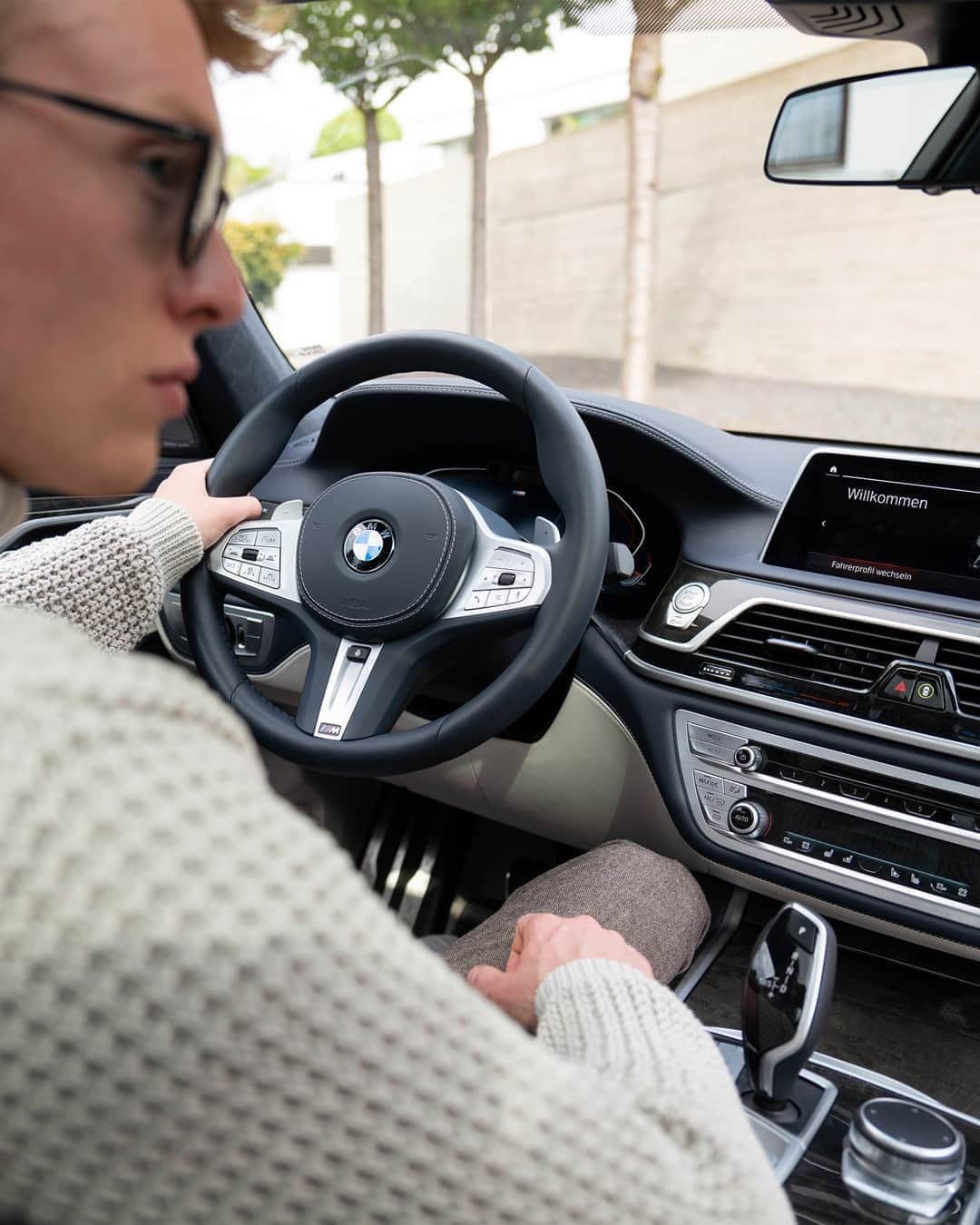 BMWのインスタグラム：「A comfort zone you won't want to step out of.  The BMW 7 Series Sedan.  #THE7 #BMW #7Series」