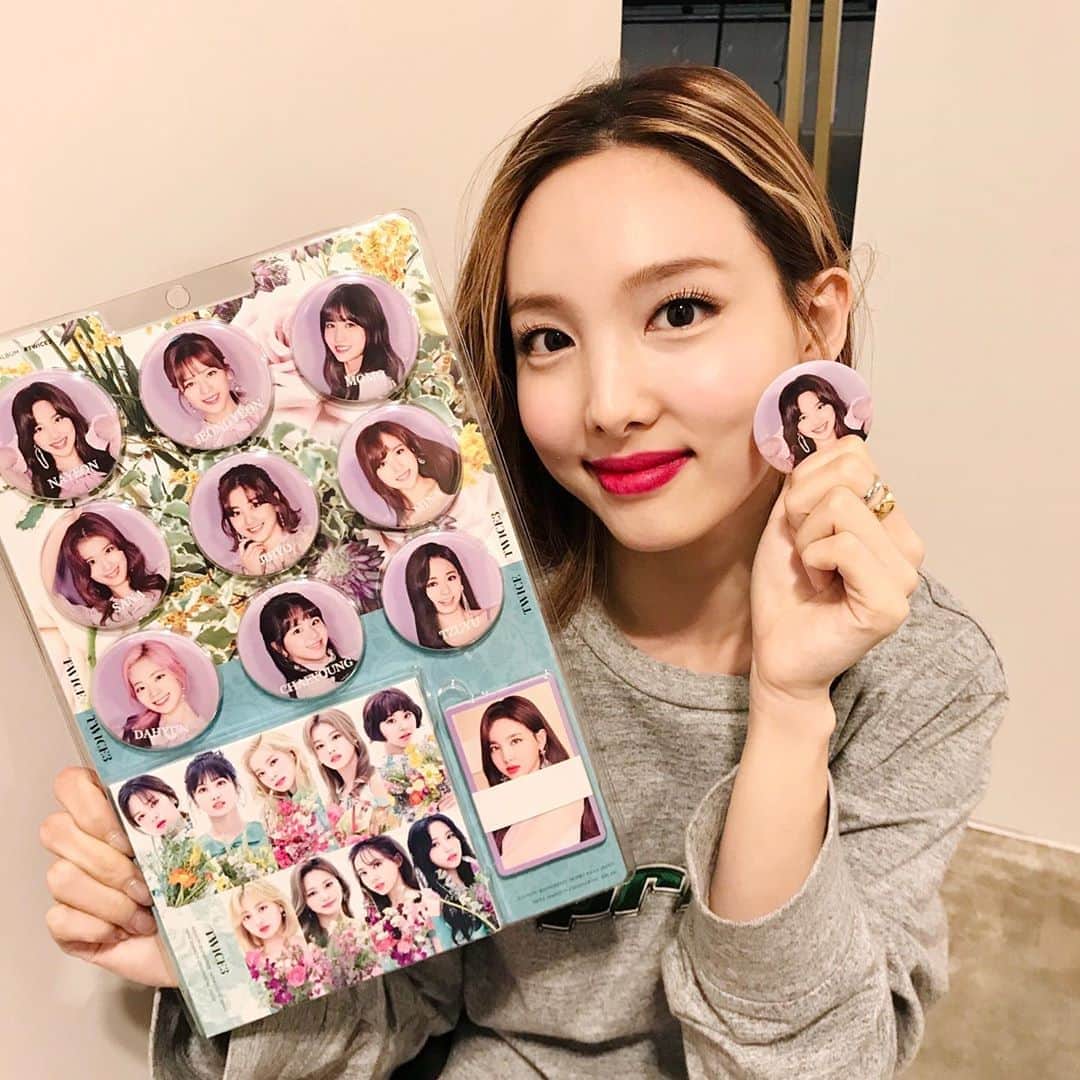 のインスタグラム：「TWICE 3rd BEST ALBUM 『#TWICE3』 2020.09.16 Release  NAYEON  来週発売となる『#TWICE3』✨ 一足早くアルバムを手にしたメンバーの写真をお届けします📸  #TWICE #TheBestThingIEverDid #FANCY #FeelSpecial #MOREandMORE #STUCKINMYHEAD #21_29」