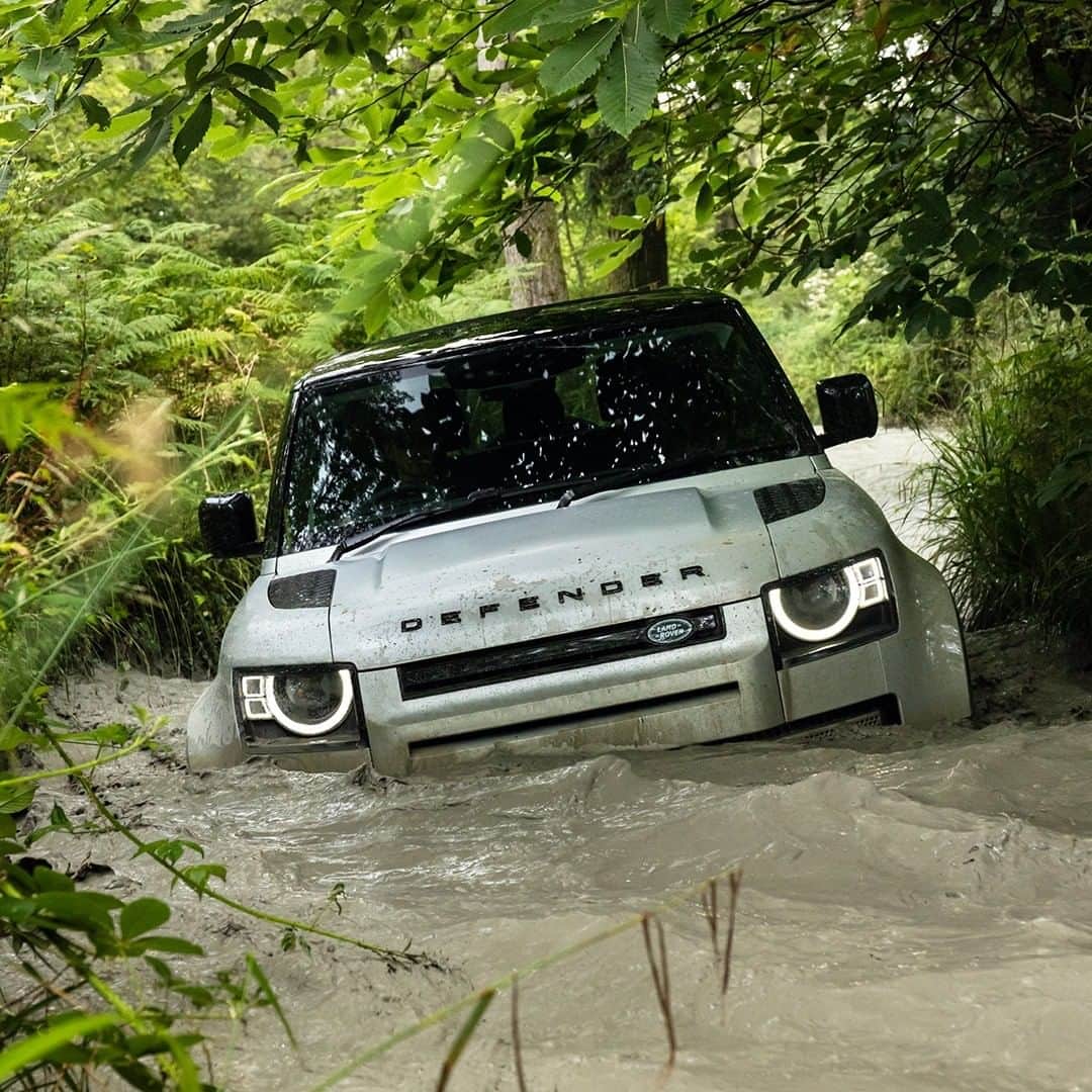 Land Roverさんのインスタグラム写真 - (Land RoverInstagram)「The new #LandRover #DEFENDER 90 features a short wheelbase that’s in no way short on capability, featuring minimal overhangs and Configurable Terrain Response that give it the same unstoppable nature as the 110. Search New Land Rover Defender configurator to design yours.  #NewDefender #TeamDefender #LandRoverDefender #4x4 #Overland #Expedition #Adventure」9月12日 18時00分 - landrover