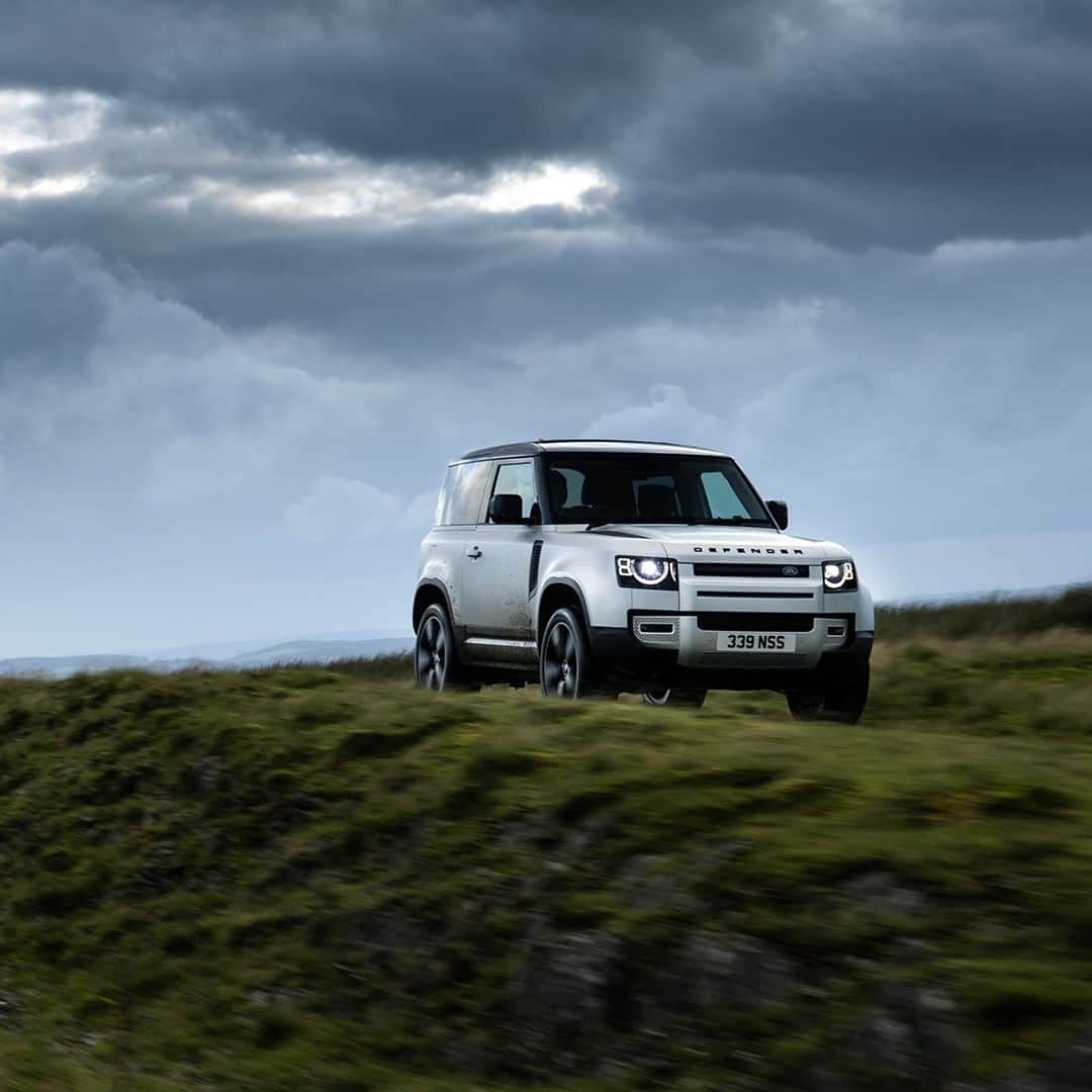 Land Roverさんのインスタグラム写真 - (Land RoverInstagram)「The new #LandRover #DEFENDER 90 features a short wheelbase that’s in no way short on capability, featuring minimal overhangs and Configurable Terrain Response that give it the same unstoppable nature as the 110. Search New Land Rover Defender configurator to design yours.  #NewDefender #TeamDefender #LandRoverDefender #4x4 #Overland #Expedition #Adventure」9月12日 18時00分 - landrover