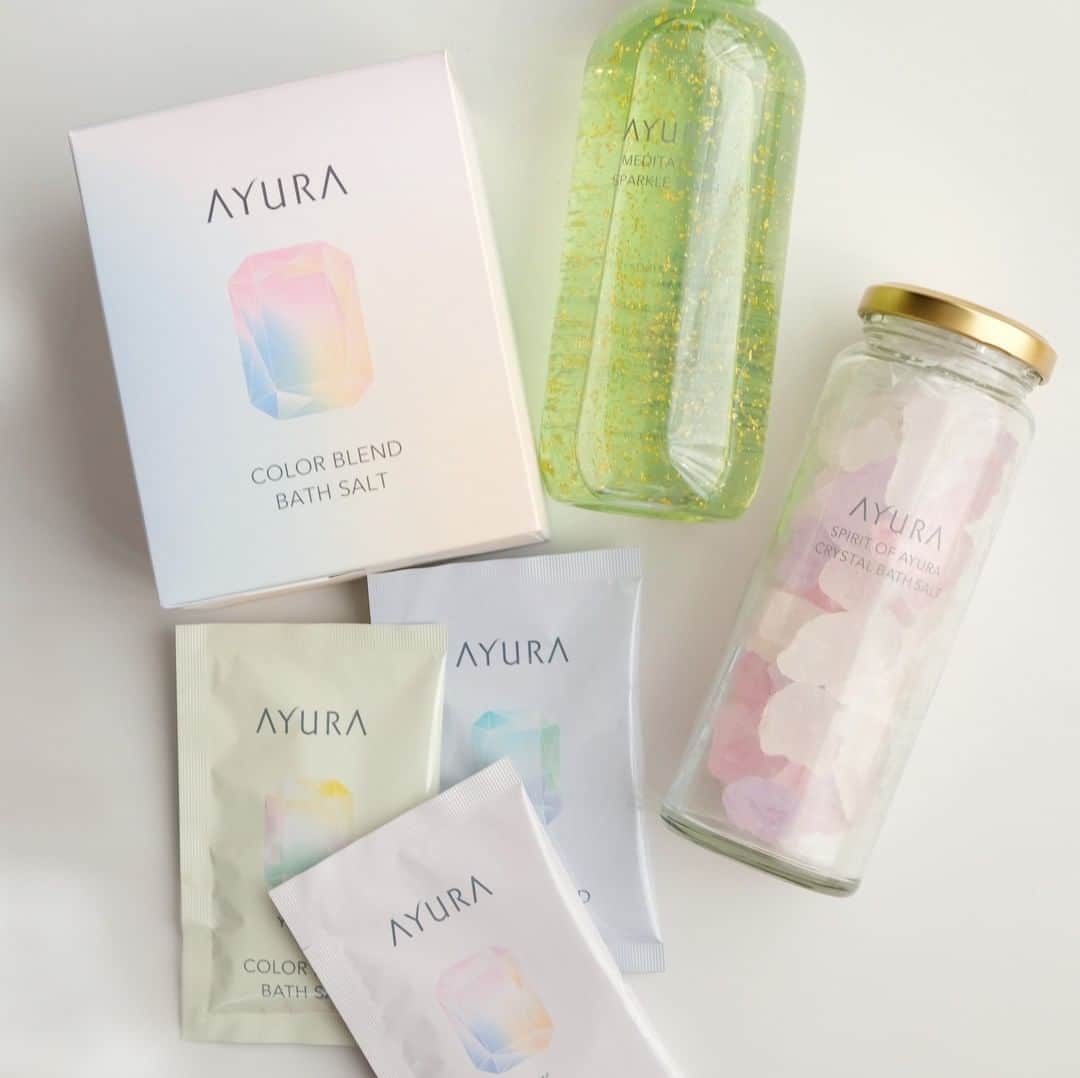 のインスタグラム：「🎁クリスマスコフレ2020🎁 AYURAからまるで宝石！ アロマティックジュエルコフレ登場✨ ㅤㅤㅤㅤㅤㅤㅤㅤㅤㅤㅤㅤㅤ AYURA（アユーラ）の #クリスマスコフレ2020 は、 毎日忙しいあなたにきらめく癒しのときを贈る 香り高いジュエルバスコフレ🛀💍 ㅤㅤㅤㅤㅤㅤㅤㅤㅤㅤㅤㅤㅤ 金箔入りのボディウォッシュ🧴🧽に 天然石を集めたようなイノセントなバスソルト 全6パターンの色を楽しめちゃうバスソルトと 贅沢なリラックスバスタイムを堪能できるラインナップ✨ AYURA（アユーラ）のクリスマスコフレ情報は 「マキアオンライン クリスマスコフレ2020 アユーラ」 で今すぐチェック！  ㅤㅤㅤㅤㅤㅤㅤㅤㅤㅤㅤㅤㅤ 💎アユーラ アロマティックジュエルコフレ💎￥6000 🔹セット内容 ・アユーラ メディテーションスパークルウォッシュ （ボディ用洗浄料）250mL ・スピリットオブアユーラ クリスタルバスソルト （浴用化粧料）170g ・アユーラ カラーブレンドバスソルト （浴用化粧料）25g×12包装 🔹発売日／予約詳細 発売日：10月30日（金） 予約開始日：10月1日（木） オンライン販売あり ㅤㅤㅤㅤㅤㅤㅤㅤㅤㅤㅤㅤㅤ MAQUIA ONLINEでは クリスマスコフレ2020🎄の情報更新中！  「マキアオンライン クリスマスコフレ2020」で ぜひチェックしてみてくださいね🔍💗 ㅤㅤㅤㅤㅤㅤㅤㅤㅤㅤㅤㅤㅤ #クリスマスコフレ #クリスマスコフレ速報 #AYURA #アユーラ #アユーラクリスマスコフレ #アユーラ入浴剤 #バスタイム #バスソルト #バスタイムグッズ #おこもり美容 #美容 #新作コスメ #新発売 #ボディメイク #ボディケア #美ボディ #リラックス #アロマ #マキア #マキアオンライン #MAQUIA #maquiaonline  WEB編集R」