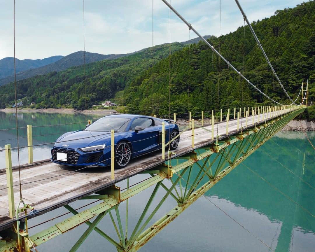 アウディ ジャパンさんのインスタグラム写真 - (アウディ ジャパンInstagram)「吊り橋、湖、南アルプスの山々とAudi R8の競演。​ 自然美に溶け込む美しいボディは、どの角度から眺めても見る者を魅了します。​  #Audi #AudiR8 #アウディR8 #Audijapan #AudiSport #スポーツカー #アウディ #carwithoutlimits #carsofinstagram #Audiworld #Audigenic #車好きな人と繋がりたい #井川大橋​」9月12日 18時00分 - audijapan