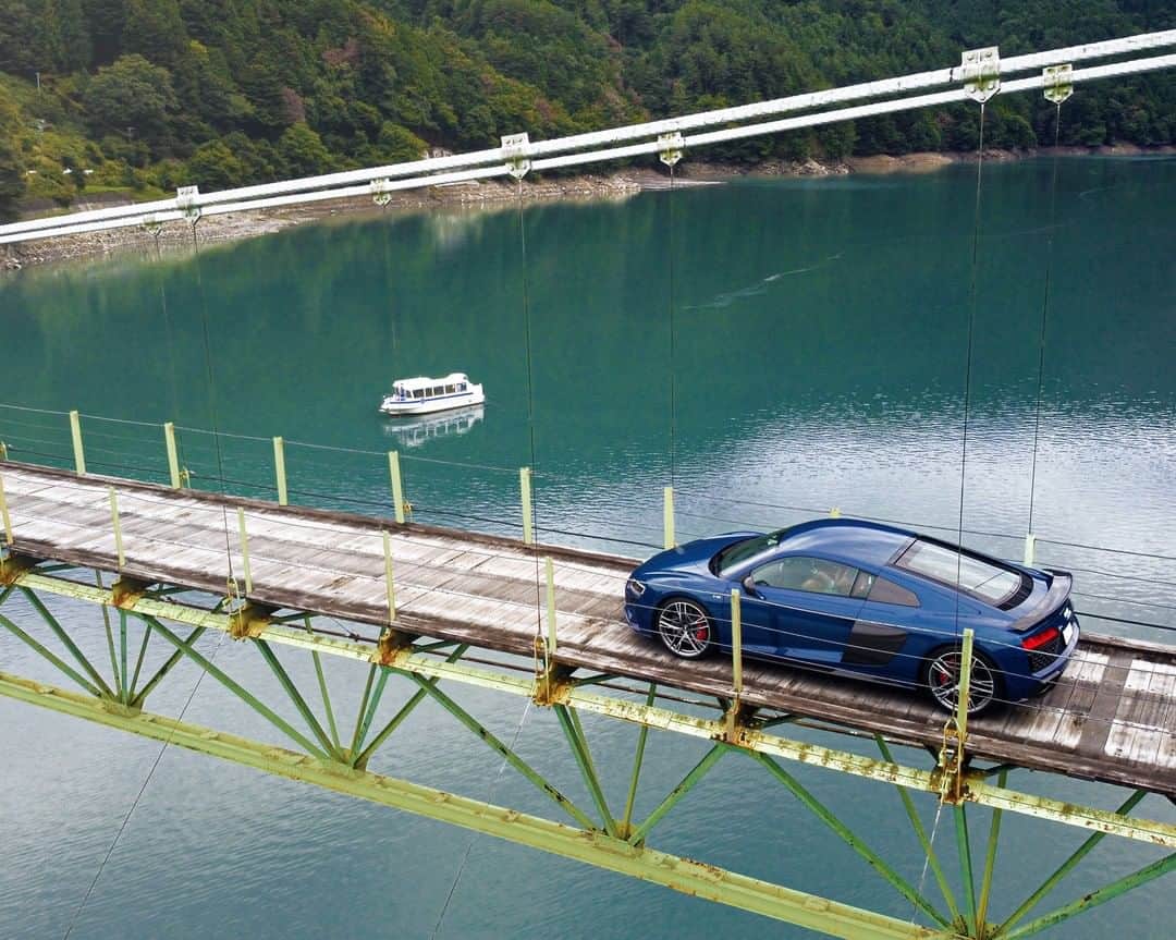 アウディ ジャパンさんのインスタグラム写真 - (アウディ ジャパンInstagram)「吊り橋、湖、南アルプスの山々とAudi R8の競演。​ 自然美に溶け込む美しいボディは、どの角度から眺めても見る者を魅了します。​  #Audi #AudiR8 #アウディR8 #Audijapan #AudiSport #スポーツカー #アウディ #carwithoutlimits #carsofinstagram #Audiworld #Audigenic #車好きな人と繋がりたい #井川大橋​」9月12日 18時00分 - audijapan