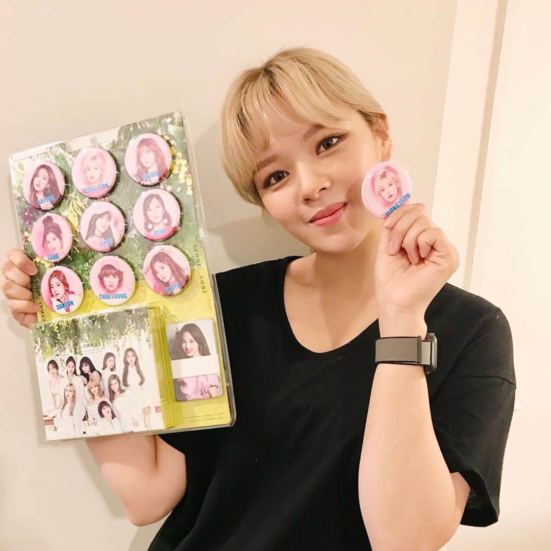 のインスタグラム：「TWICE 3rd BEST ALBUM 『#TWICE3』 2020.09.16 Release  JEONGYEON  来週発売となる『#TWICE3』✨ 一足早くアルバムを手にしたメンバーの写真をお届けします📸  #TWICE #TheBestThingIEverDid #FANCY #FeelSpecial #MOREandMORE #STUCKINMYHEAD #21_29」