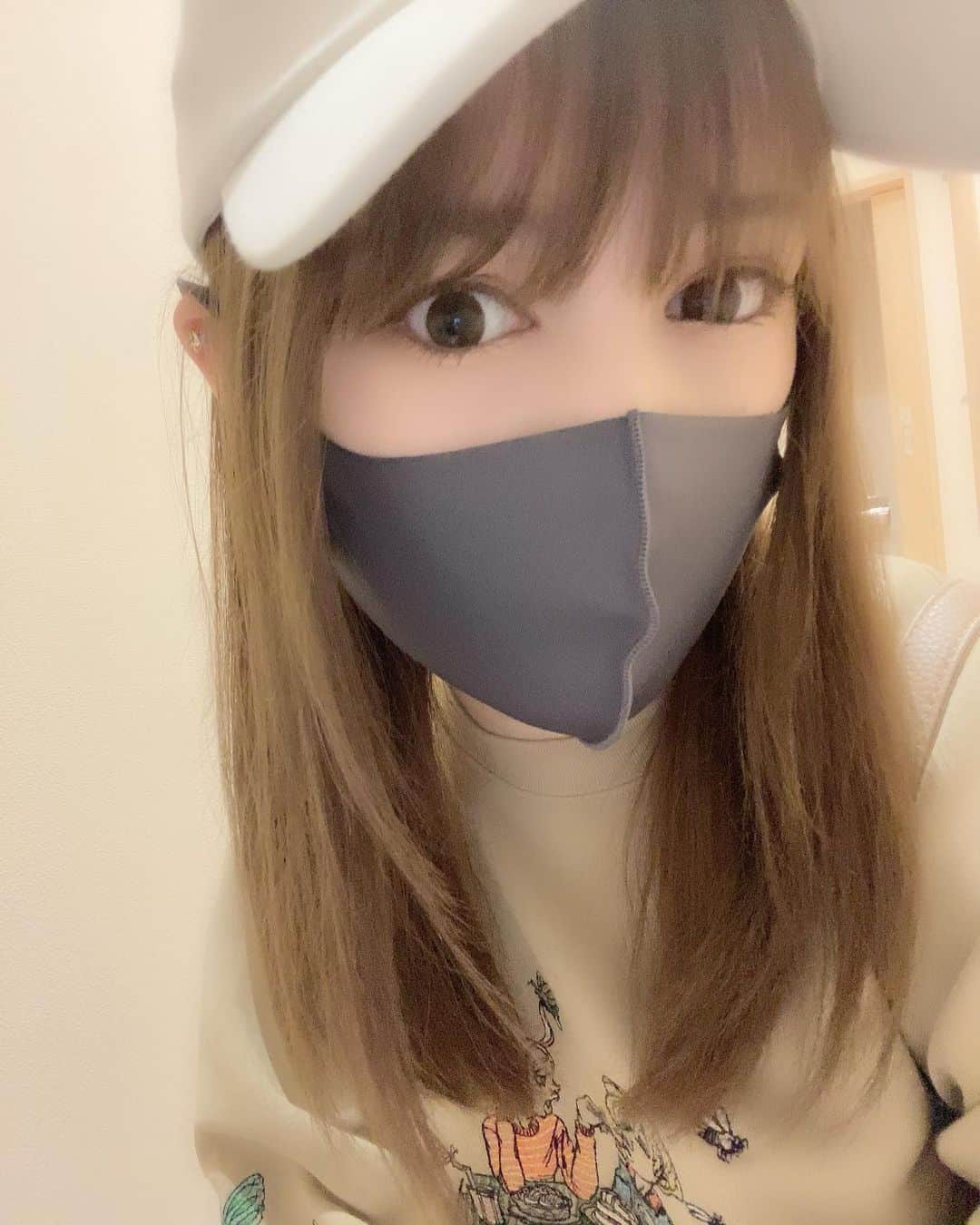 リロイここのインスタグラム：「最近新しく買ったマスク🥺❣️ 布のやつ息しやすくていい！ 今日は今から撮影です🧸😘 楽しんでくるね！！」