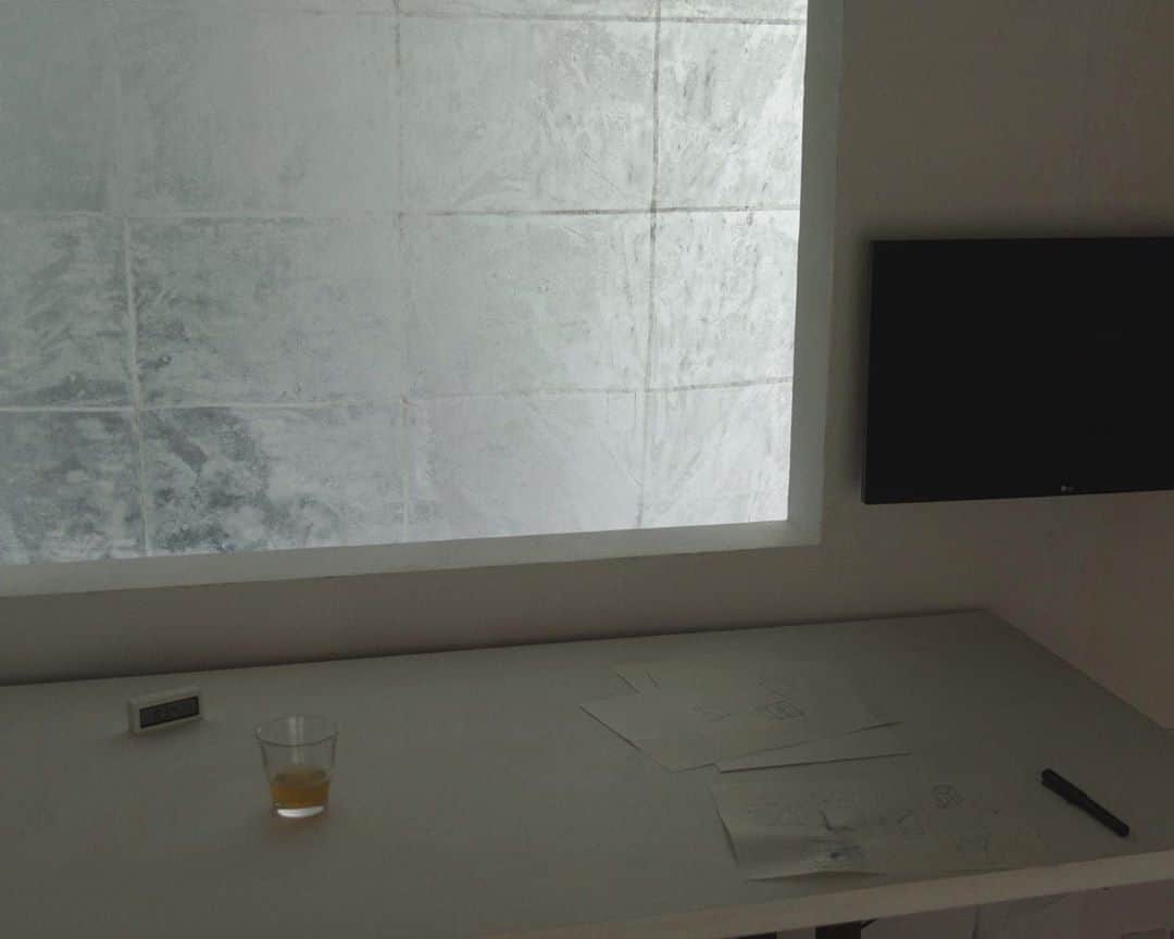 惟本康明 / yasuaki yoshimotoのインスタグラム：「ここで毎朝ぼんやりしてる  #interior #インテリア」