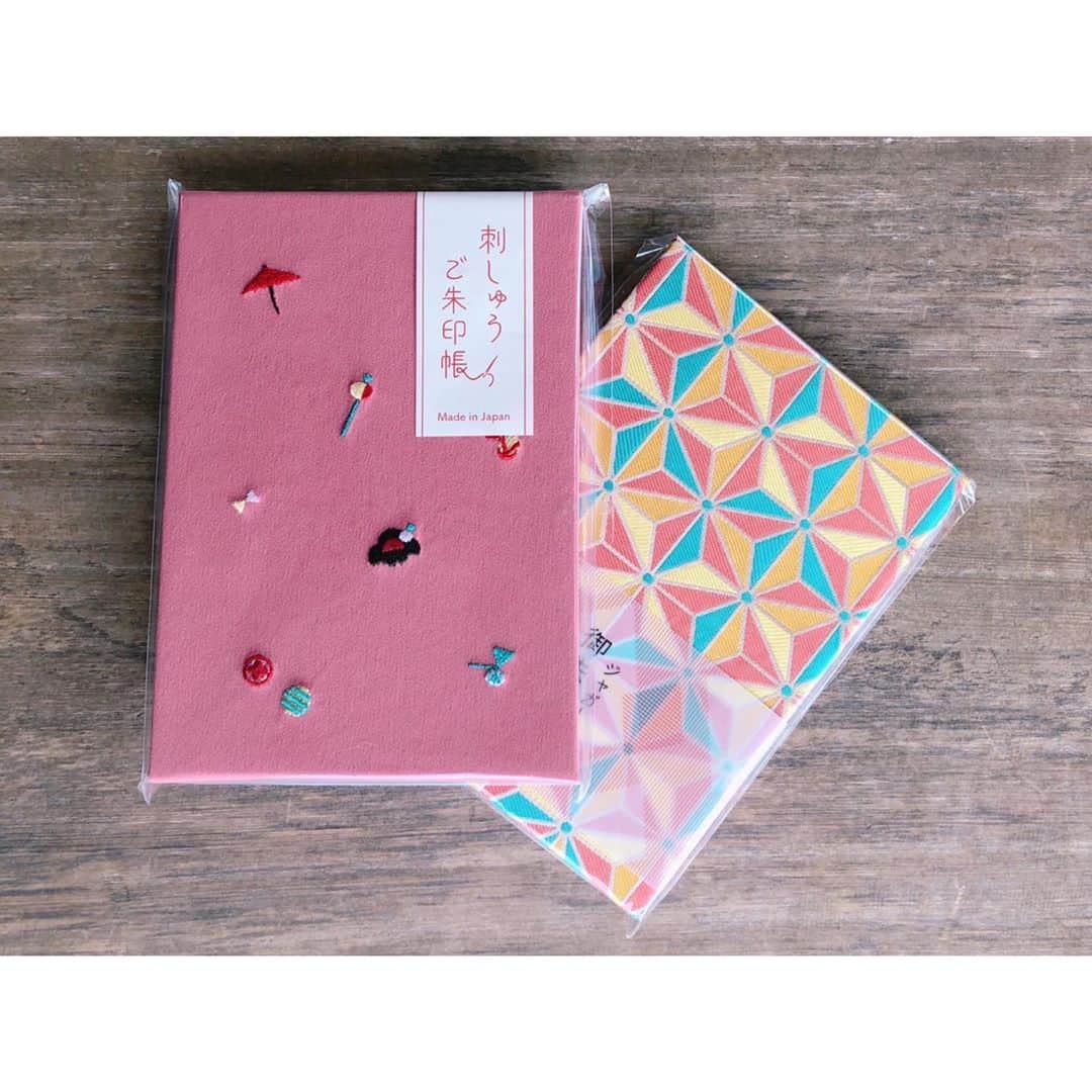 鈴木優梨のインスタグラム：「➳♡゛ 京都の雑貨屋さんでかわいい御朱印帳を発見🥰 ・ ・ お寺とか神社とかまわるの昔から好きなんだけど ・ 御朱印って何だか厳しいイメージがあって😂 ・ でも、せっかく京都に来たし！ってことで 妹と購入してみた° ✧ (*´ `*) ✧ ° ・ ・ かわいい💖 ・ 最初のページは天龍寺から😻 ・ #御朱印 #御朱印帳 #天龍寺 #カランコロン京都 #刺繍 #かわいいものが好き #野宮神社 #御朱印巡り #御朱印スタグラム」