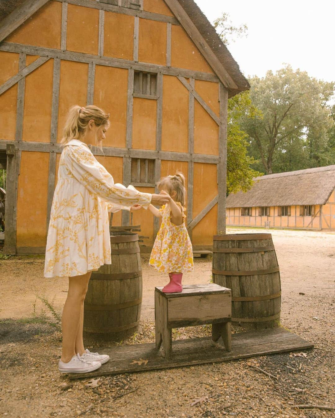 Amber Fillerup Clarkさんのインスタグラム写真 - (Amber Fillerup ClarkInstagram)「Had such a great day exploring with @VisitWilliamsburg today! We explored Jamestown Settlement where Rosie learned a little too much info about how they would kill deer and squirrels to make jerky .. her response was "wait.. they kill the nice animals too?!" Then we had lunch at the Williamsburg Inn which has the most gorgeous grounds ever! Then went to @colonialwmsburg and got to see all the incredible historic homes. Thanks to all who told us about the cheese shop - you know we love our cheese 😆 #ad」9月12日 9時08分 - amberfillerup