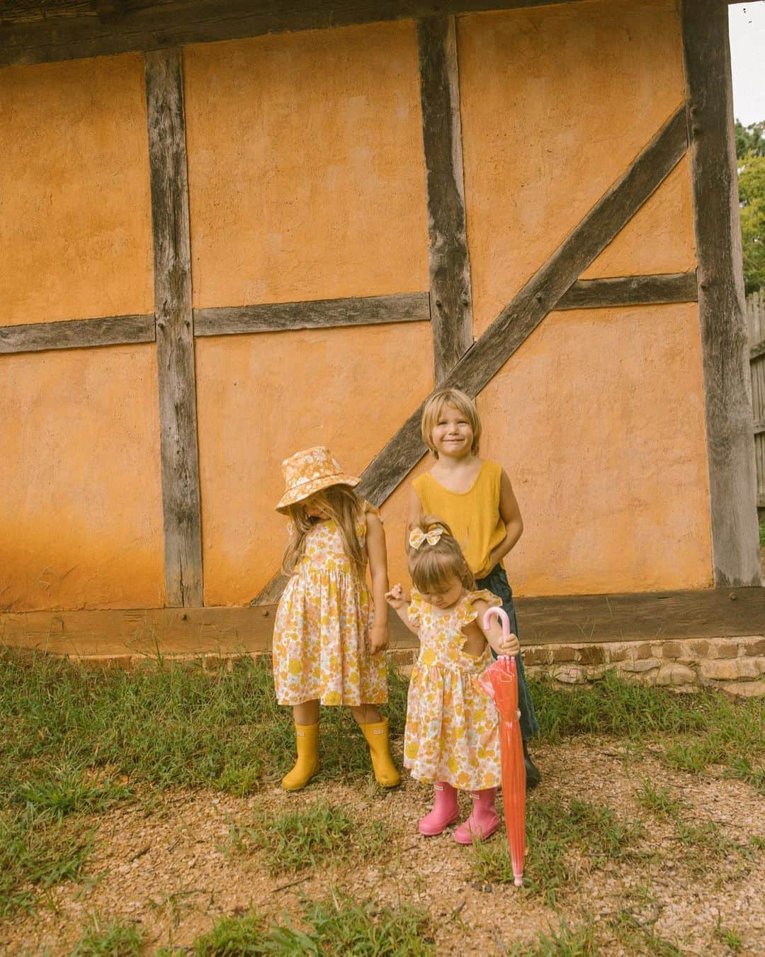 Amber Fillerup Clarkさんのインスタグラム写真 - (Amber Fillerup ClarkInstagram)「Had such a great day exploring with @VisitWilliamsburg today! We explored Jamestown Settlement where Rosie learned a little too much info about how they would kill deer and squirrels to make jerky .. her response was "wait.. they kill the nice animals too?!" Then we had lunch at the Williamsburg Inn which has the most gorgeous grounds ever! Then went to @colonialwmsburg and got to see all the incredible historic homes. Thanks to all who told us about the cheese shop - you know we love our cheese 😆 #ad」9月12日 9時08分 - amberfillerup