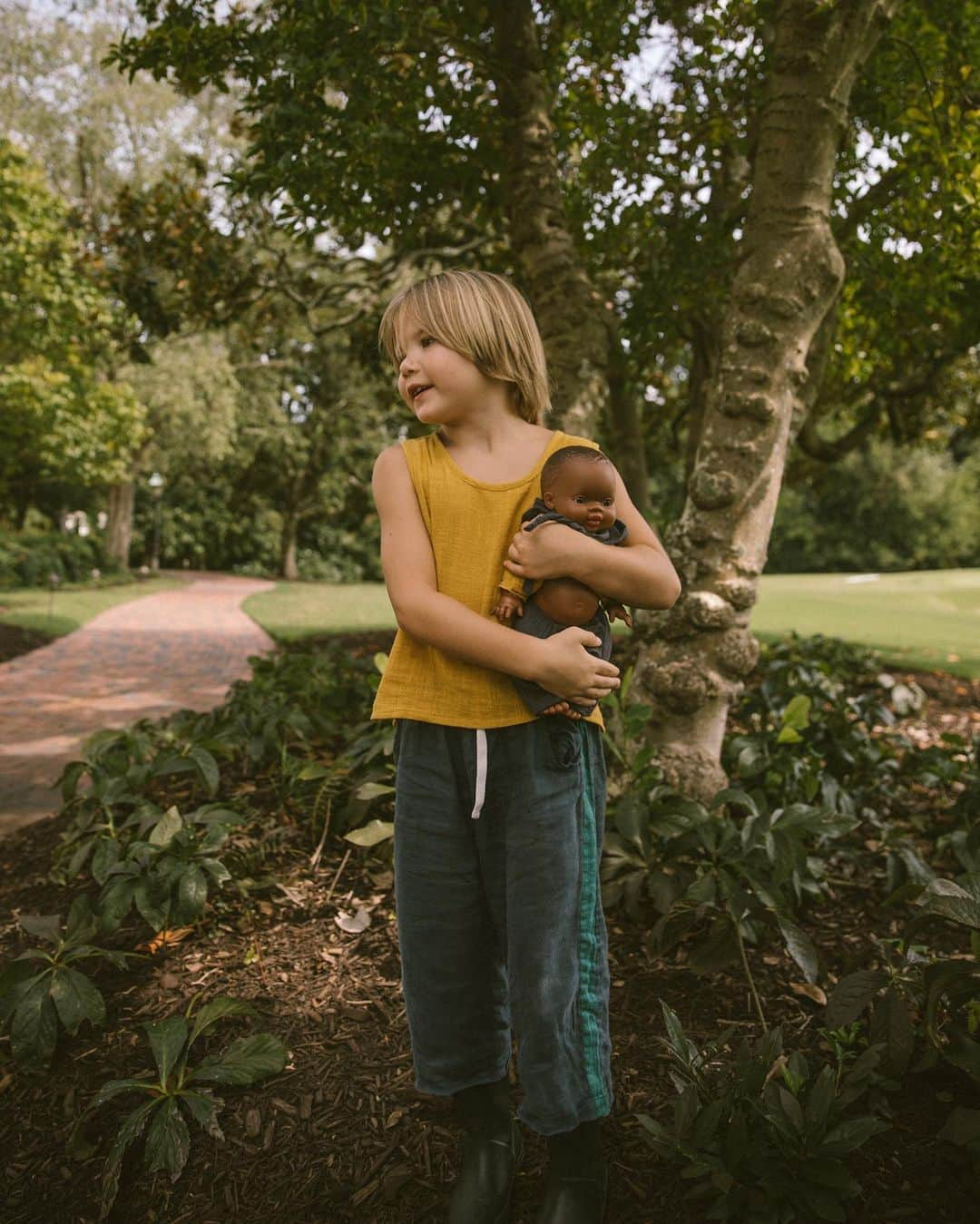 Amber Fillerup Clarkさんのインスタグラム写真 - (Amber Fillerup ClarkInstagram)「Had such a great day exploring with @VisitWilliamsburg today! We explored Jamestown Settlement where Rosie learned a little too much info about how they would kill deer and squirrels to make jerky .. her response was "wait.. they kill the nice animals too?!" Then we had lunch at the Williamsburg Inn which has the most gorgeous grounds ever! Then went to @colonialwmsburg and got to see all the incredible historic homes. Thanks to all who told us about the cheese shop - you know we love our cheese 😆 #ad」9月12日 9時08分 - amberfillerup