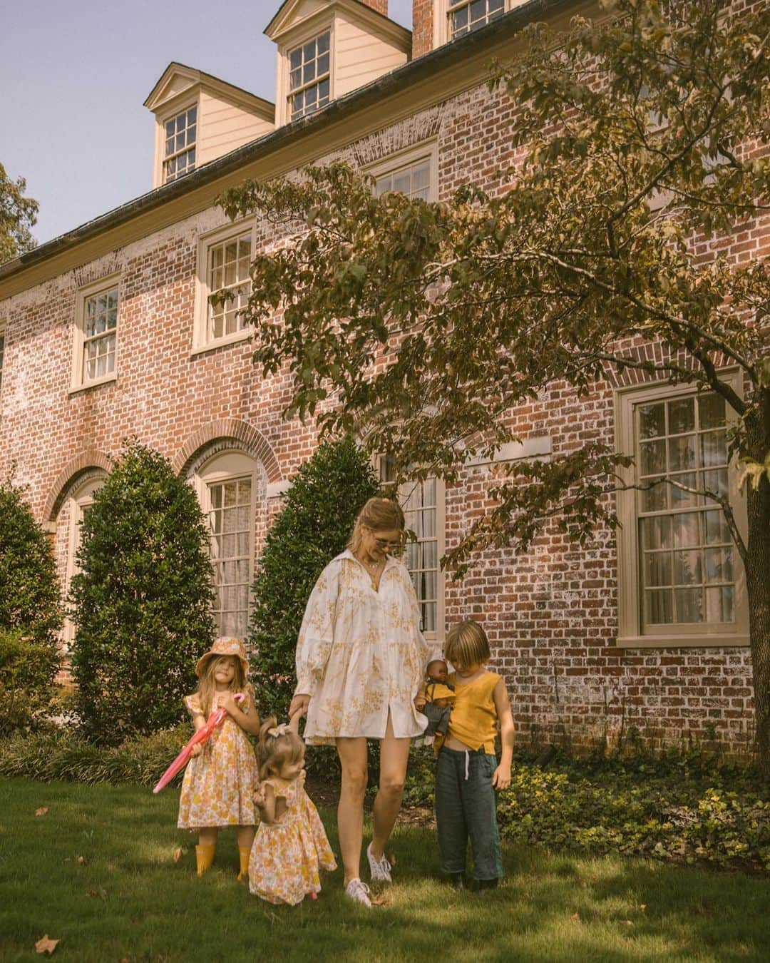 Amber Fillerup Clarkさんのインスタグラム写真 - (Amber Fillerup ClarkInstagram)「Had such a great day exploring with @VisitWilliamsburg today! We explored Jamestown Settlement where Rosie learned a little too much info about how they would kill deer and squirrels to make jerky .. her response was "wait.. they kill the nice animals too?!" Then we had lunch at the Williamsburg Inn which has the most gorgeous grounds ever! Then went to @colonialwmsburg and got to see all the incredible historic homes. Thanks to all who told us about the cheese shop - you know we love our cheese 😆 #ad」9月12日 9時08分 - amberfillerup