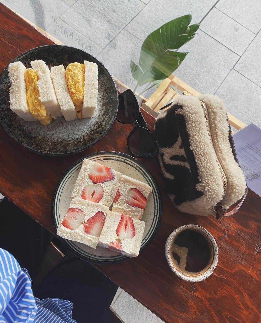 リリーマイマックのインスタグラム：「Who doesn’t love a good egg sandwich? I used to go to family mart in Japan every morning just to get an egg sandwich 😆 and I’d also get a tuna onigiri 🤤🍙」