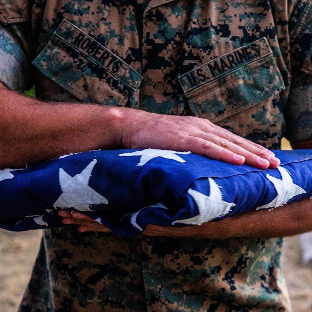 アメリカ海兵隊さんのインスタグラム写真 - (アメリカ海兵隊Instagram)「Never Forget  Remembering 9/11, a Marine with @usmcfea holds an American flag during a memorial ceremony on Morón Air Base, Spain. (U.S. Marine Corps photo by Cpl. Zane Ortega)  #USMC #Marines #Military #NeverForget」9月12日 9時25分 - marines