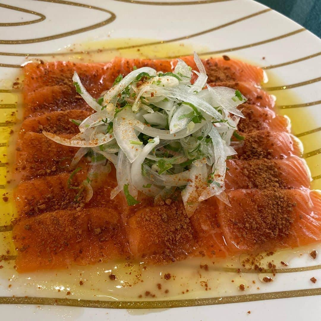 松久信幸さんのインスタグラム写真 - (松久信幸Instagram)「Norwegian salmon sashimi with #drymiso #onion #cilantro #norwegiansalmon #yuzujuice #oliveoil  @kolikofcaviar」9月12日 9時29分 - therealnobu