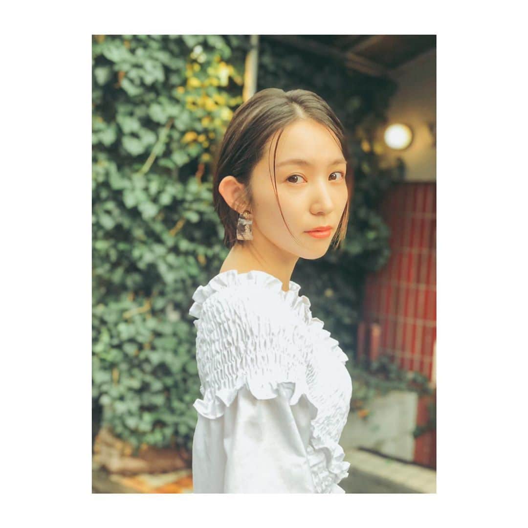 のインスタグラム：「... おはようございます☺️ お天気も落ち着かない日々が続きますね💭 体調崩されませんよう、お気をつけください🙏🌱 ' 少し前のことですが、 卓摩くん( @tak_ras )に髪の毛を整えてもらいました💇🏻‍♀️ トリートメントもしてもらってつるつるに👼 長さはもう少し伸ばしたいなぁと思っているのですが、 前髪をぱつんと切りたい欲が、 ぞわぞわと生まれはじめてきている…🙄 (でもすぐまた伸ばしたいって思っちゃうどうしよう😉)」