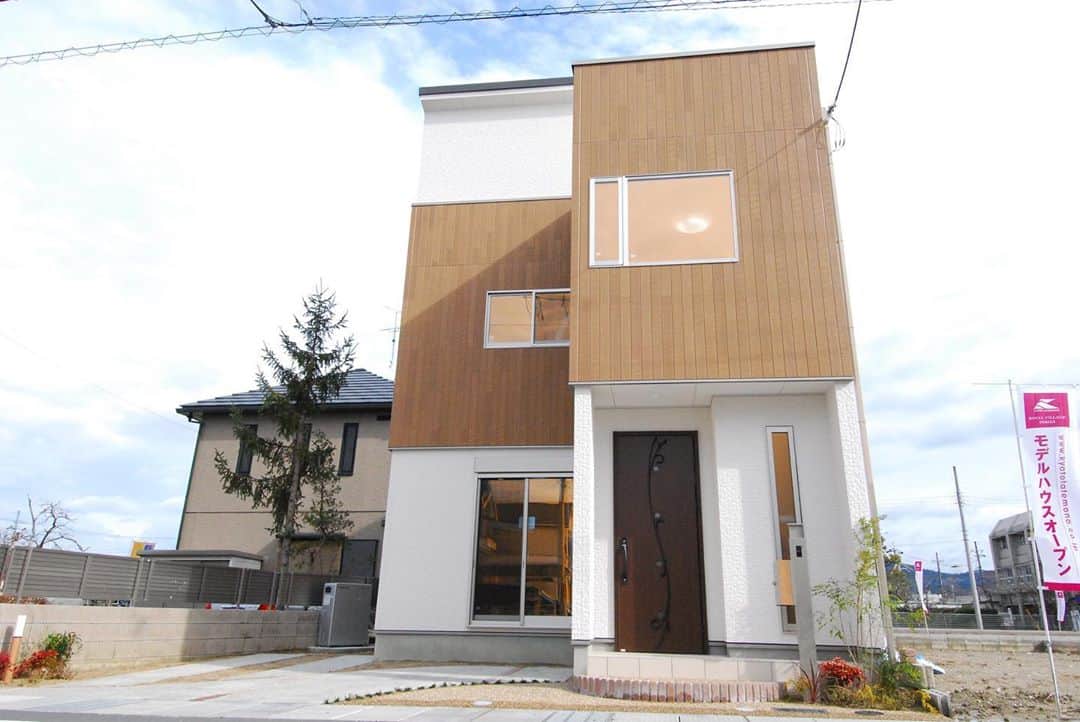 京都建物さんのインスタグラム写真 - (京都建物Instagram)「＼ナチュラル×木目調／﻿ ﻿ ベースはホワイト、木目調の外壁でナチュラルに仕上げました☺︎❤︎﻿ ﻿ アプローチにはレンガを使った、ナチュラル可愛い外観です♪﻿ 目地を曲線にすることによって可愛らしさをアップ♪♪﻿ ﻿ 京都建物では、お打ち合わせを重ねながら、﻿ お客様一組一組の生活動線に合わせて様々なご提案を致します。﻿ あなたの家が世界で一番素敵な場所であるために。﻿ 京都建物が“理想のあなたの家づくり”をサポート致します！﻿ ﻿ まずは、お気軽に京都建物モデルハウス・コンセプトハウスへお越しください♪﻿ きっと、家づくりのヒントが見つかる有意義な時間が過ごせるはずです！﻿ ﻿ あなたのお越しをお待ちしております♪﻿ ﻿ ﻿ ギャラリーページはホームページから チェック頂けます◎﻿ ■トップページのURLをクリック■﻿ ﻿ 【あなたの家それは世界で一番素敵な場所】﻿ ---------------------﻿ more phots...👉@kyototatemono_﻿ ---------------------﻿ ﻿ 地震に強く、夏は涼しく、冬は暖かくて住み心地の良い、おしゃれな #マイホーム を建てたい！﻿ 今の住まいを自分の好みに建て替えたい！﻿ そんな方は、ぜひ#京都建物　にご相談下さい ↓プロフィール欄からHPに移動できます。﻿ ---------------------﻿ @kyototatemono_﻿ ---------------------﻿ ﻿ お家のあれこれ住まいづくりの﻿ ヒントはこちらで随時更新中❗﻿ ↓↓↓﻿ ----------------------﻿ @_kyototatemono_﻿ ----------------------﻿ ﻿ #京都建物 ﻿ #京都建物株式会社﻿ #注文住宅 ﻿ #自由設計 ﻿ #京都新築﻿ #宇治新築﻿ #京都工務店﻿ #宇治工務店﻿ #京田辺新築 ﻿ #城陽新築﻿ #宇治分譲地﻿ #新築分譲地﻿ #宇治市﻿ #外観デザイン﻿ #住まい ﻿ #新築 ﻿ #新築一戸建て ﻿ #アクセント外壁﻿ #工務店 ﻿ #マイホーム計画﻿ #洗面スペース﻿ #外観﻿ #畳スペース﻿ #和ダイニング﻿ #外壁﻿ #京都分譲地 ﻿ #京都ランチ﻿ #京都グルメ」9月12日 9時47分 - kyototatemono_
