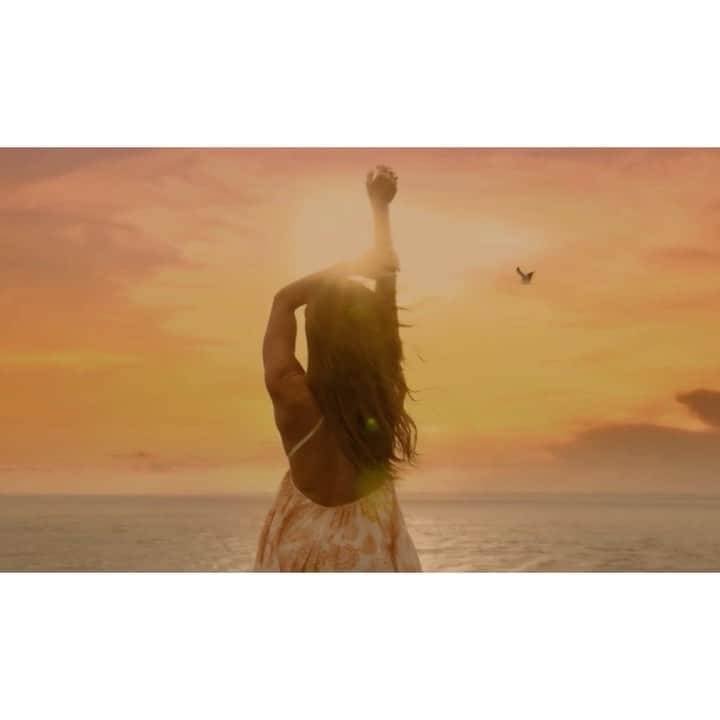 ジュリアナ・パエスのインスタグラム：「Toda mulher é única. Deixe a luz entrar e revele sua beleza oculta. Ilumine-se com a Nova Coleção Lança Perfume Verão 21 ☀️」