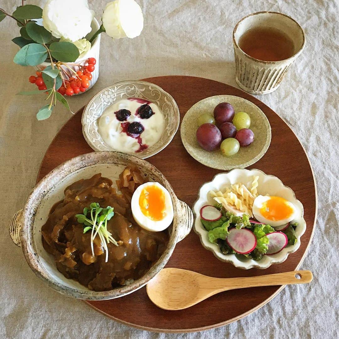 のインスタグラム：「2020/09/12 (sat) 私以外、みんな普通のカレーよりドライカレーの方が好きなので、最近はあまり作らなくなった普通のカレー🍛 昨日は、お買い得の牛肉が売っていたので、久しぶりに作りました。 そして今朝は、お楽しみの朝カレー❤︎ ガッツリ食べて、元気に1日が始まります。 ・ #gon_food #food #foodpic #foodphoto  #instafood #instagood #yummy #love #japan  #onthetable #日々 #暮らし #vegetable #朝ごはん #breakfast #カレー #朝カレー  #curry  #うつわ #ぶどう #花のある暮らし」