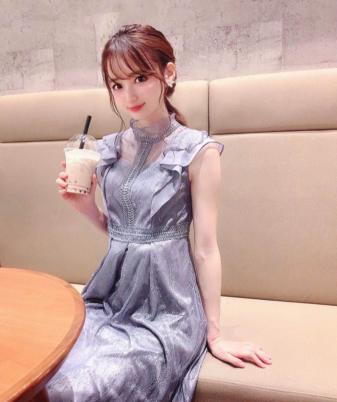 のインスタグラム：「*⋆⸜ᴳᴼᴼᴰ ᴹᴼᴿᴺᴵᴺᴳ⸝⋆* ・ 久しぶりの甘いワンピ くすんだ水色だから 甘すぎなくていいの🦋 ・ 手に持ってるのタピオカより 紅茶とかの方があってたよね☕️笑 ・ 急に飲みたくなるよねタピオカ🥤 ・ ・ ・ ・ ・ ・ #haremode #pr #dress #onepiece #ootd #instafashion #ドレス #ワンピース #タピオカ #sweet #水色 #水色コーデ #goodmorning #gutenmorgen」