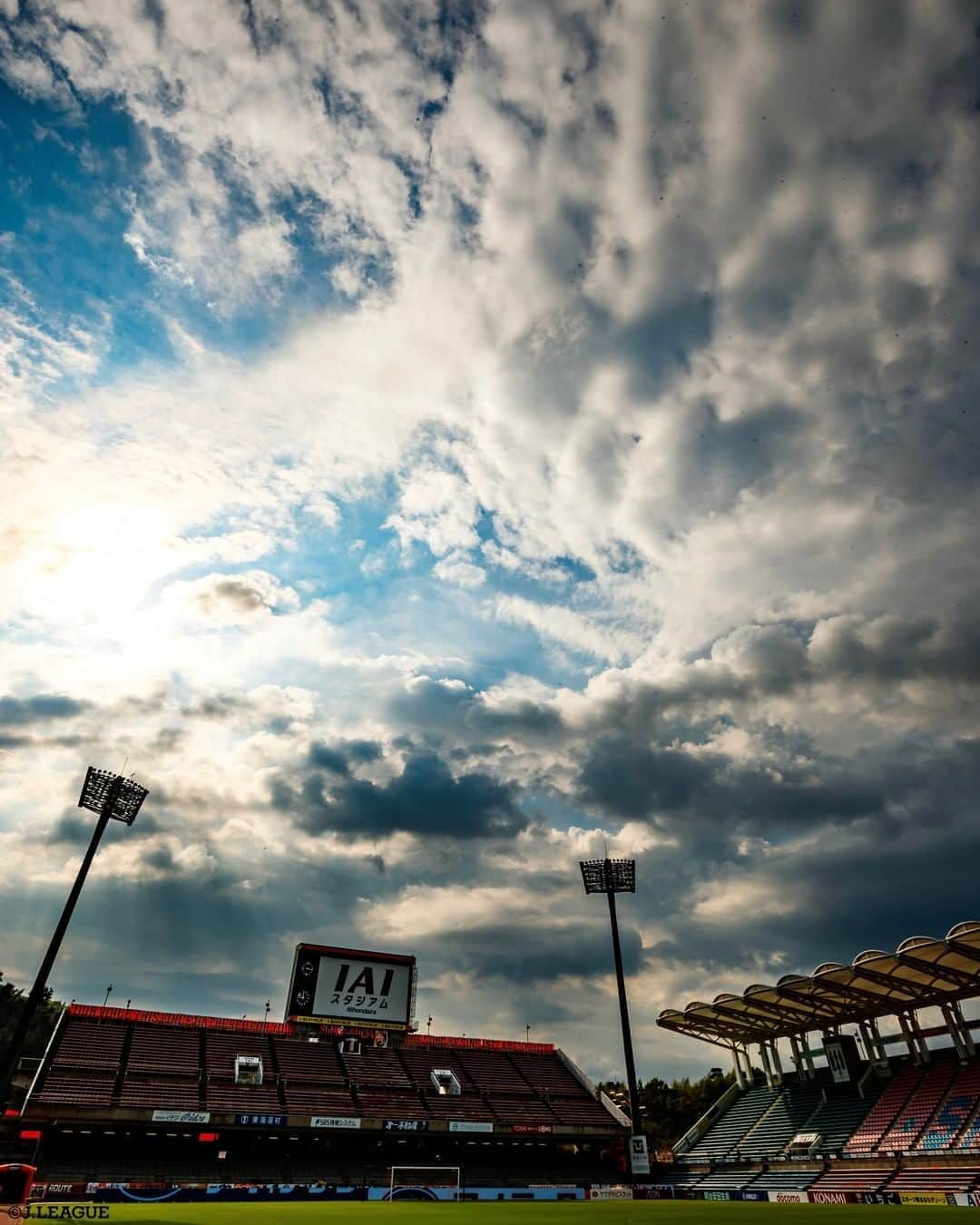 Ｊリーグさんのインスタグラム写真 - (ＪリーグInstagram)「.﻿ スタジアムの上空には幻想的な雲が☁️﻿ ﻿ #Ｊリーグ﻿ #jleague﻿ ﻿ #清水エスパルス #spulse﻿ #IAIスタジアム日本平﻿ #スタジアム #🏟﻿ #景色 #絶景 #美しい﻿ #空 #雲﻿ #青空 #白い雲﻿ #ダレカニミセタイソラ﻿ #ダレカニミセタイケシキ﻿ #ダレカニミセタイフウケイ﻿ #ベストショット #bestshot﻿ #ナイスショット #niceshot﻿ #オフショット #offshot ﻿ #soccer #football #⚽️﻿ #soccerphoto #soccerphotography」9月12日 10時00分 - jleaguejp