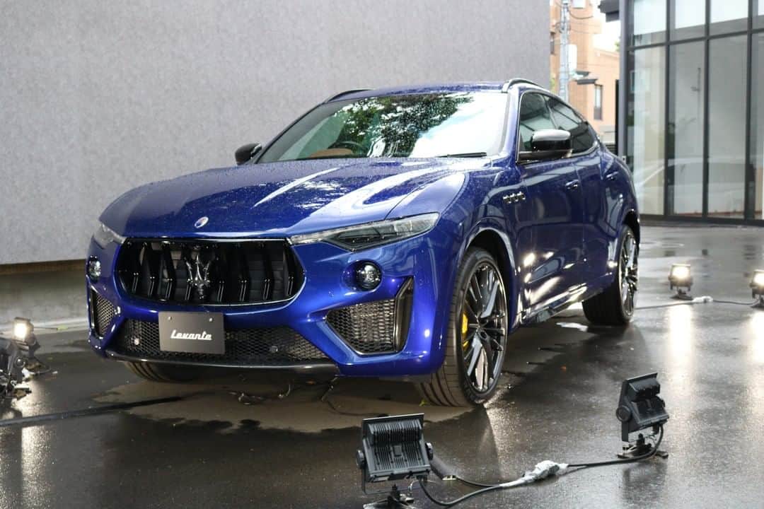 Maserati Japan | マセラティ ジャパンのインスタグラム：「マセラティは、9月12日・13日の2日間、原宿 Jing にて、オールラインアップ展示会を実施しております。 当日会場で写真をインスタグラムに投稿していただいた人の中から抽選で1組2名様に「リッツ・カールトン沖縄 ペア宿泊券」をプレゼントいたします。 また、投稿いただいた皆様に、マセラティ オリジナルステッカーもプレゼントいたします。  プレゼントへの応募方法： ・イベント会場にて、マセラティジャパンのインスタグラムアカウントをフォロー ・会場写真を撮影し、ハッシュタグ（#MMXXTokyo）とともにインスタグラムに投稿 ＊当選の発表は、ご連絡をもって発表とかえさせていただきます。 ＊当選者の方へのご連絡は、ダイレクトメッセージにてご連絡いたします。  イベント開催概要： 開催日時；　2020年9月12日（土）、13日（日）　10:00 - 21:00 会場；　「jing（ジング）」〒150-0001 東京都渋谷区神宮前6-35-6  #MMXXTokyo #Harajuku #Jing」