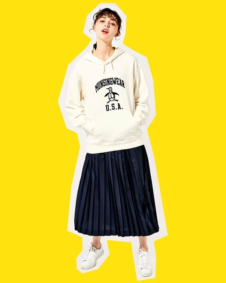 のインスタグラム：「⁠ Munsingwear 2020 Fall / Winter Collection⁠『NEW YORK, NEW JOURNEY』⁠ ⁠ 【トップス】⁠ ”裏毛ロゴプリントビッグシルエットパーカー”⁠ ⁠ ⁠大胆なカレッジプリントがキャッチ―なパーカー。⁠ シルエットは程よくゆとりを持たせたビッグシルエットで、今っぽくリラックスしたバランスで着用が可能。⁠ 男性はもちろん、女性にゆったりと着用頂くのもおすすめです。⁠ 使用する素材にもこだわり、美しく強い特殊紡績糸”MANERD®”を使用することで強度にすぐれ、お手入れも楽々。⁠ デザイン、シルエット共にカジュアル感を演出させる今期一押しのアイテムです！⁠ ⁠ ⁠”MANERD®” とは？⁠ ポリエステルなどの長繊維と綿などの短繊維を均一に混繊させることで形態安定性にすぐれ、美しさと強さを兼ね備えた東洋紡ＳＴＣ(株)の長短複合紡績糸です。⁠ ⁠ 【ボトムス】⁠ ”ロングプリーツスカート”⁠ ⁠ ⁠無地ベースのロングプリーツスカート。⁠ ゆらゆらと揺れるプリーツが、歩くたびに華やかな女性らしさを演出します。⁠ ベーシックなカラーなのでコーディネートに取り入れやすく、キレイめからカジュアルまで万能な一枚です。⁠ ⁠ #NewYorkNewJourney⁠ ⁠ ⁠ #マンシングウェア ⁠ #munsingwear⁠ ⁠」