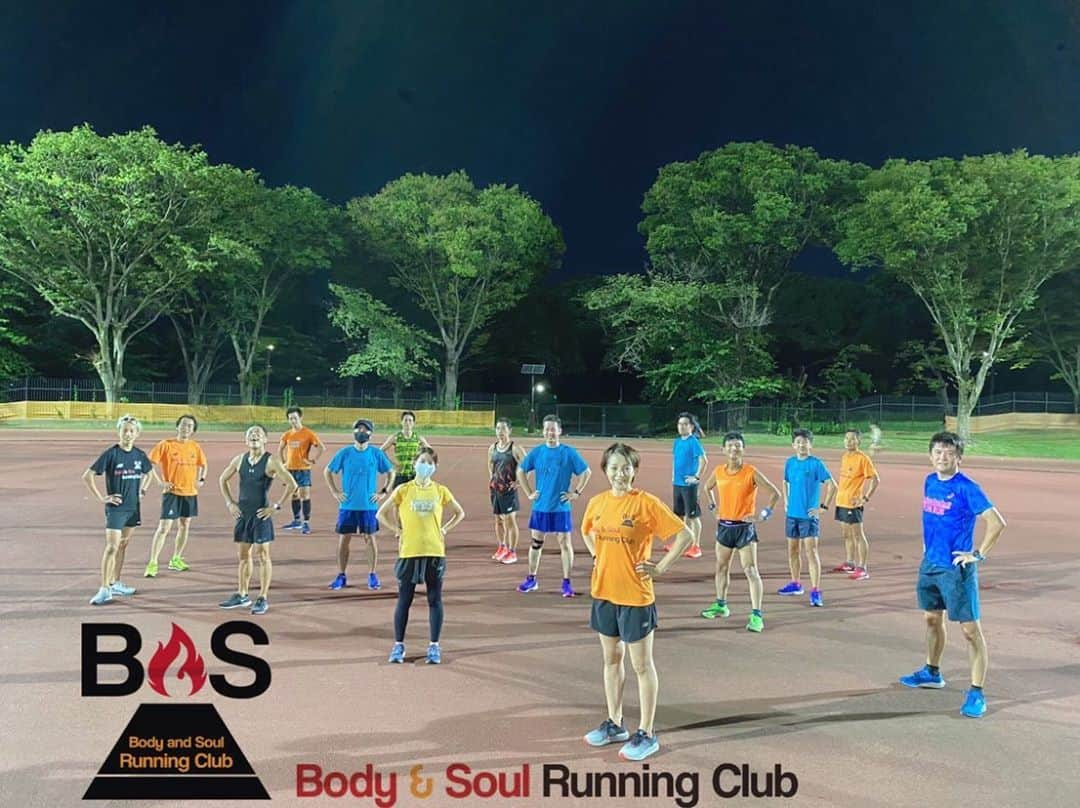 鈴木莉紗さんのインスタグラム写真 - (鈴木莉紗Instagram)「昨夜はBody &Soul Running Clubにペーサーとして参加しました🏃‍♀️ (新参者なのに、堂々と前へ出すぎててすみません😂) ・ 会員さんはじめスタッフの皆さんがとても温かく、アットホームな雰囲気のなか すごく楽しいひと時を過ごすことができました✨✨ ・ 練習会の〆は夫が1000mを3分で引っ張る「3分チャレンジ」を❗️ 昨日は女性が初参加されたみたいです🥳 わたしは練習会の前に自分のポイント練習をしていたため、400mを約90秒で走るチャレンジをしました🏃‍♀️ ・ 「速いひとが偉い」という感じは全くなく、ギスギスしていないのが大変印象的でした。 バスラックに来たら「走るのって楽しいんだ！」って実感できるハズ🥰 練習会に参加してみたいけど1人だと不安…😨という方にもかなりオススメです👍 ・ わたしもイベントやりたいなぁ😍と久しぶりに思った夜でした ・ バスラックの皆さま、ありがとうございました💓 #bodyandsoulrunningclub #running #ランニング #織田フィールド #マラソン練習会 #ランニング練習会 #初心者ランナー #サブスリー #サブフォー」9月12日 10時10分 - suzuki__lisa