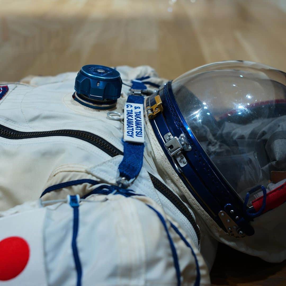 谷川じゅんじのインスタグラム：「Satoshi Takamatsu "FAILURE" SPACE FILMS GALLERY  failure 名詞：failures(複数形) 失敗、不成功、失敗者、失敗したもの、失敗した企て、落第、落第点、(成績の)不可、落第者、落伍者  あれから５年。友人高松聡は沈黙を続けました。夢も失いかけました。でも歩きはじめました。応援したいと思います。 -- 14年、高松は日本の民間人としては初のISS（国際宇宙ステーション）搭乗資格を持つ宇宙飛行士となることを決意し、広告界からの引退を宣言。15年1～9月までの8ヶ月間、モスクワ郊外の「星の街」にて、宇宙旅行を計画していた英国歌手サラ・ブライトマンのバックアップクルーとして訓練を受け、ロシア宇宙庁公認の宇宙飛行士に認定される予定だった。しかし諸事情で飛行は中止となり、高松はバックアップクルーという立場を失ってしまう。  高松はそれでも挫けず最後まで訓練を続け、すべての試験を好成績で合格し卒業式を迎えるものの、正式クルーから外れたために、卒業証書には宇宙飛行士認定の文字はなかった。想定外の出来事で何度も希望を失いかけたという高松。「星の街」にいつまでいられるかという焦燥感と、写真への元来の集中力で1万枚を超える写真を撮影し、そのなかで新しい「夢」を見つける。  それは、「国際宇宙ステーションに滞在し、宇宙から見る地球の姿を写真と映像で撮影し、地上で再現すること」。いずれの機関が認定したかという肩書を追い求めることには意味がないとことに気づき、「何を成し遂げるために宇宙にいくのか」こそに意味があるという答えに至った。  本展では、「星の街」で撮影された写真を一堂に集め、高松が「失った夢」と「発見した夢」を表現するもの。宇宙での撮影に向けた、プロジェクトの第一歩でもある。  高松聡「FAILURE」 2020年9月4日～9月27日 SPACE FILMS GALLERY 港区北青山3-5-6 青朋ビル2F 11:00～19:00 月曜日休館 無料 http://spacefilms.jp」