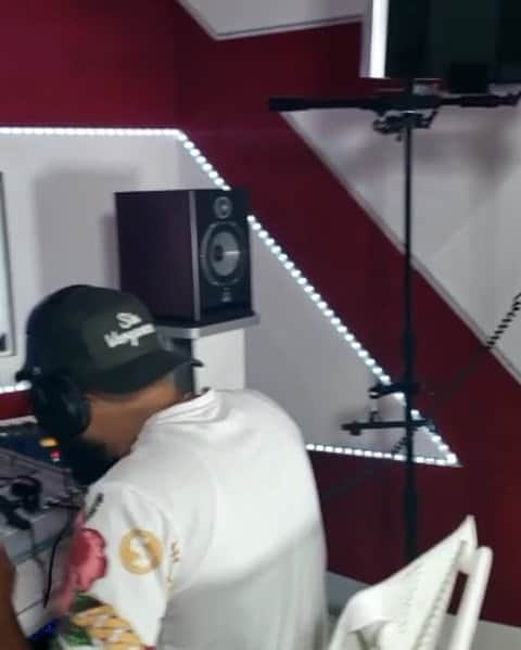 ホセ・レイエスのインスタグラム：「40 barras🔥🔥🔥🔥Nos vemos mañana en mi canal de YouTube 🇩🇴🇩🇴🔌🔌🚨🚨 @jpolanco_official @dimelotyrone」