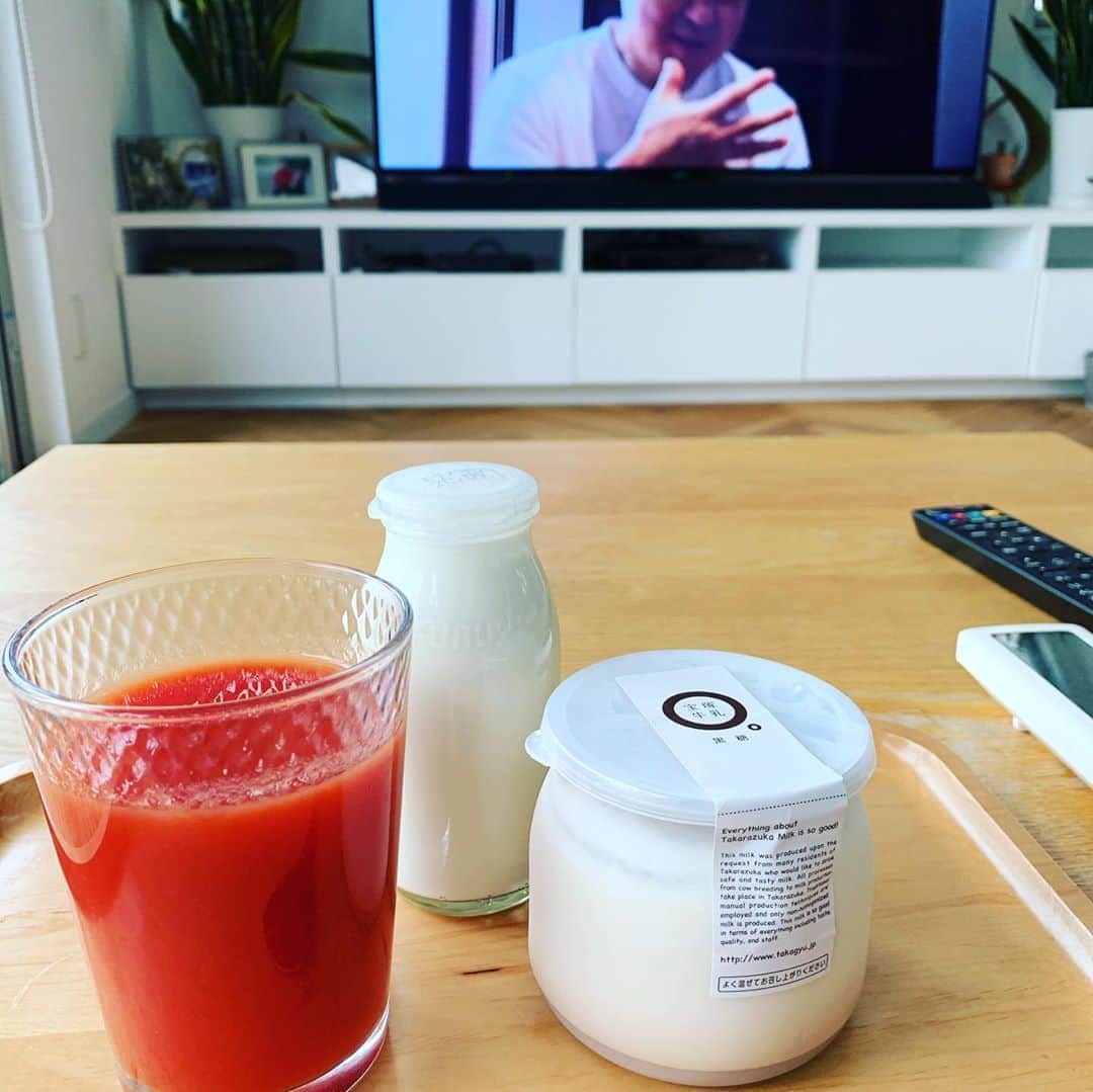 のインスタグラム：「宝塚牧場 黒糖ヨーグルト！ オオカミの桃トマトジュース🍅 超超超超超劇劇劇劇劇 うままままままし 夜は久しぶりの蒼玄達との肉肉肉会食🥩🥓🍖」