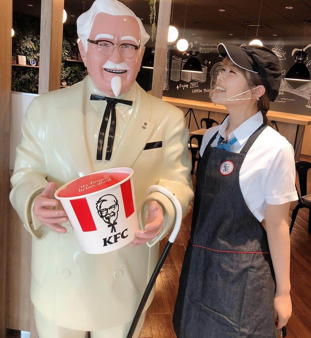 渋谷凪咲さんのインスタグラム写真 - (渋谷凪咲Instagram)「いらっしゃいませ〜👩🏻‍🍳🍗（店員さんver）笑 . . 『#土曜はナニする ？』 . クイズ王・伊沢のひらめきクエスト💡 . #ケンタッキー  さんにロケへ❤️ . . あの味は、沢山の秘密と優しさと愛で 出来てるんだなと学びました☺️ . 今日、ケンタッキーにしましょうね♪？ . は〜いっ🙋🏻‍♀️笑 . . #ケンタッキーフライドチキン #店員さんになりたいなあ♪笑 #カーネルサンダース師匠 #渋谷凪咲 #kfc」9月12日 10時07分 - nagisa_nikoniko