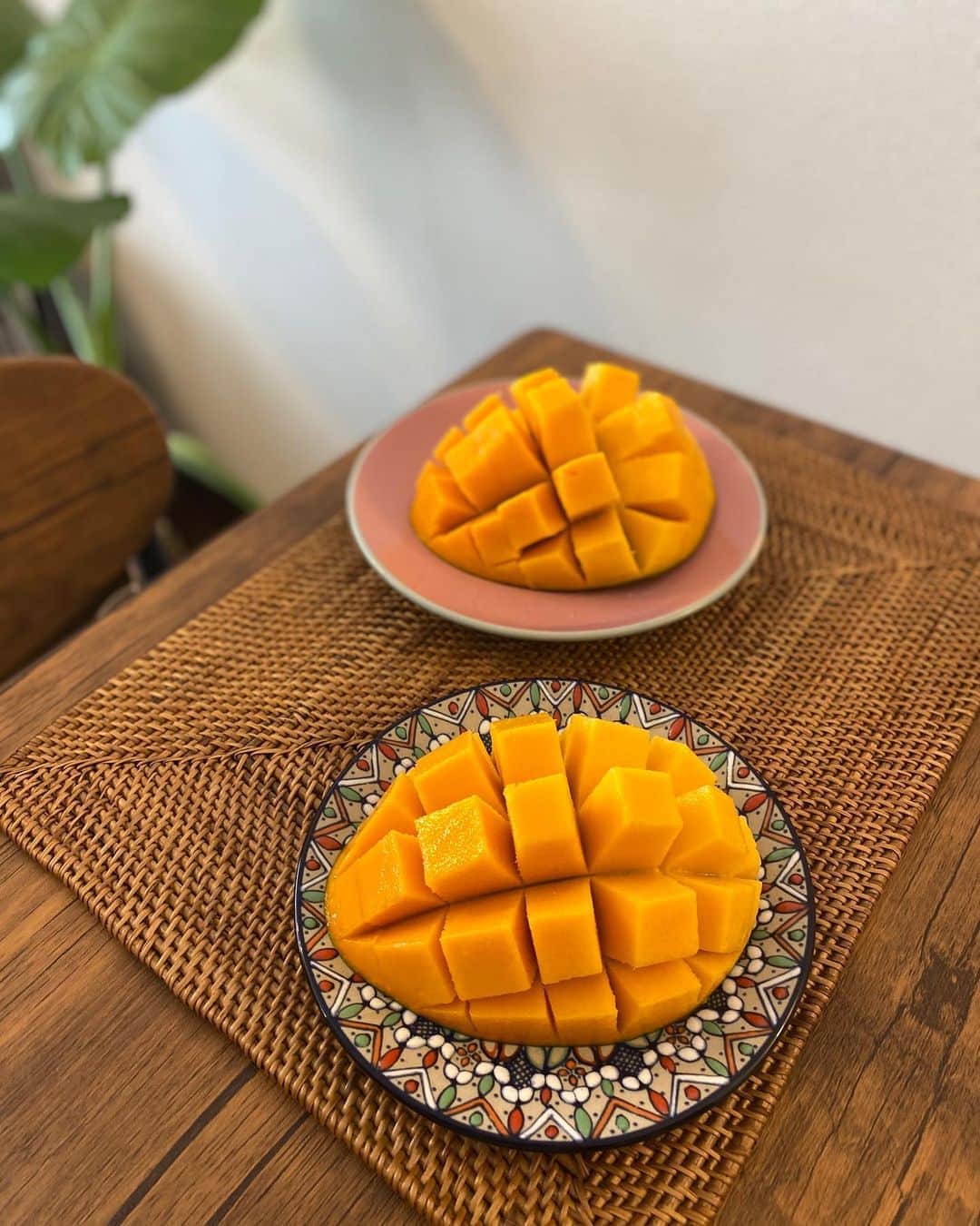 平木愛美のインスタグラム：「goodmorning💕🌞  今年の夏は、宮古島の美味し〜いマンゴーをたくさん食べられて幸せだったり。桃も毎年岡山のおばあちゃんがおくってくれるの愛だったり。 スイカ🍉もなんだかたくさん食べられて。  そしていよいよ城戸さんも大好きな葡萄＆シャインマスカットの季節！！！ 彼ママさんから、伊勢原の🍇や🍎が届いたよ〜🧡🧡 ｈａｐｐｙ！！！！！  出会った最初の頃からお世話になってて、もうほんとにわたしにとって関東の母。のような大好きな存在です💕👱 内側からとってもキュートなかたで、ほんとうにだいすきなの！！！  １１、年がはなれてるので一番最初は、"２１歳！？"てびっくりされたの懐かしいなぁ👼 あっというまに２７歳…！🌼  #愛美食⚪️ #愛 #宮古島 #津山 #伊勢原」