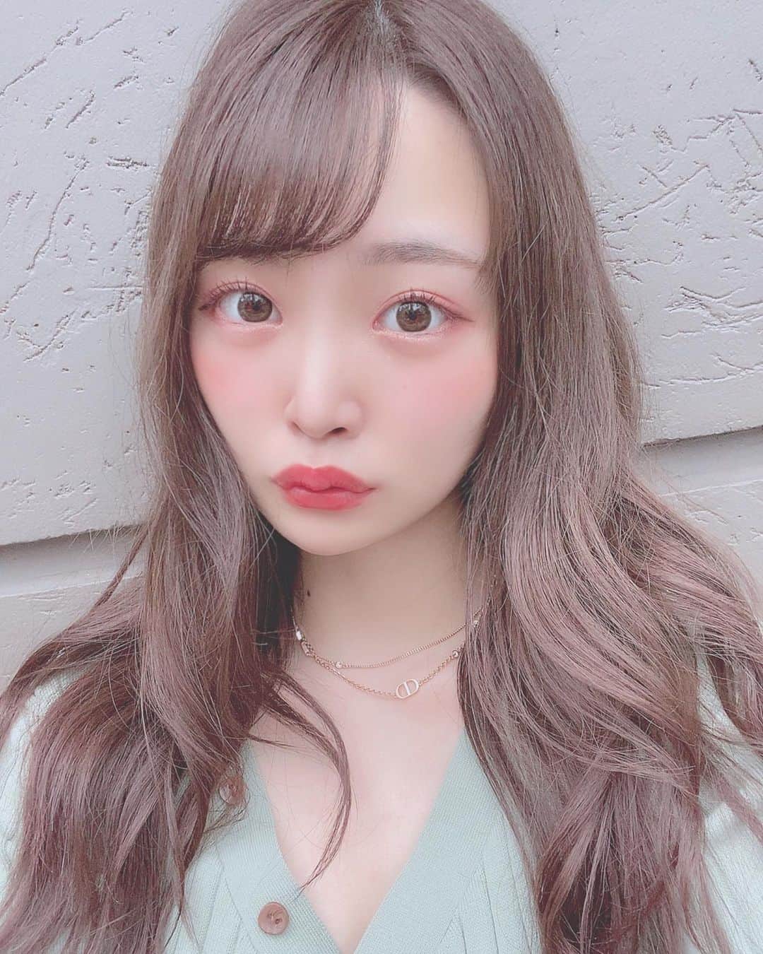 鳥海絢菜のインスタグラム：「・ オレンジ🍊メイクにハマってる ・ ・ リップは3CEのティントでブラウンと赤色が混ざったような色🤎×❤️ ・ ・ ・ #mekeup #meke #3ce #hair #dior #メイク #オレンジメイク 🍊」
