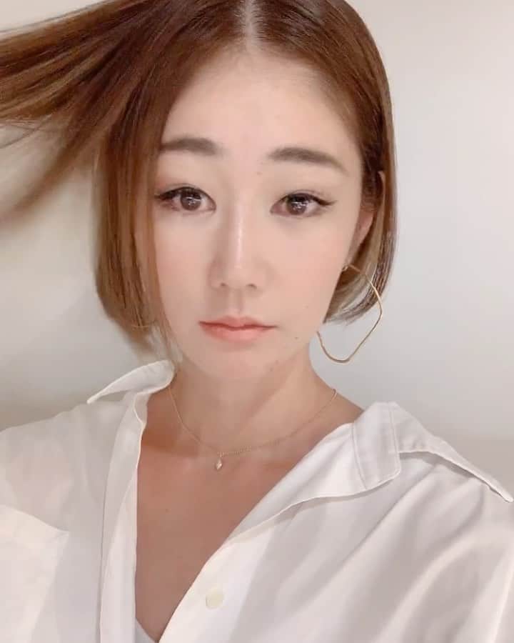 ジュジュのインスタグラム：「待たせしました👅 . @atelier.kobe にて 話題のphストレート当ててきたよー🗣 . ねぇ？衝撃走ったでしょ？？笑 . . もうね。。。 整形級。笑 📷3枚目のbeforeの酷さw . . 1人1人の髪の状態を見てストパの濃さと言うか強く当てるか弱くあてるかとかも相談して、微調整が出来るのも凄い👏 . とりあえず、ミンナの気になるストパのデメリット👇 . ☑︎髪ダメージほぼ無し ☑︎直毛過ぎる感じにはならない ☑︎カラーもほぼ抜けない ☑︎メンテナンスは、伸びてきて気になり始めたらで良い ☑︎リタッチで対応出来る。 . 私、侮ってた。 . お顔のケアは頑張ってたけど、どちらかと言うと髪の毛には無頓着で後回しにしてた。。。 #おしゃれやたら良いと思ってた...🤫 . 髪に艶が戻り、サラサラになるとこんなにも若返るなんて知らなかった。笑 #横に居たAkkoも目ひん剥いてた👀笑 . とにかく髪にお悩みの方✍️ . 本当にやってみてほしい... もっと早く知りたかったやつ😂 . . コレさえ当てたら、今まであきらめていた髪型も出来るよー👏👏👏 . 私はとりあえずcolor真っ黒にするわー🤍 . @atelier.kobe  📞078 599 8677 . 時間は大体2時間〜3時間🕛 #私の酷さでも私は２時間だった🤍 . まだOSAKAやKOBEでやってるサロンさんも少ないみたいだから是非♫ . . #髪の整形 #phストレートパーマ #髪で若返り #写真貼れて無くて再投稿」