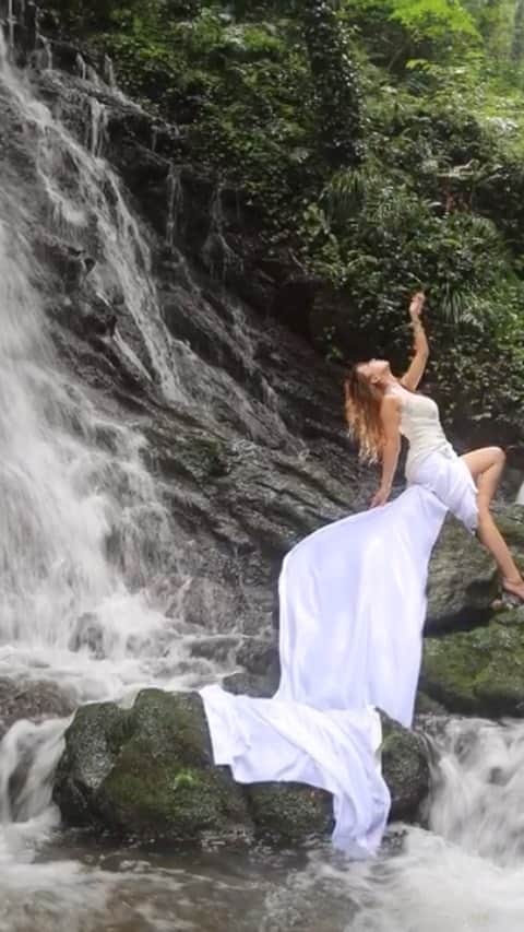舘林佳史のインスタグラム：「小雨の降る中滝の女神撮って来ました〜〜♪( ´θ｀)ノ  有名ポートレートモデル清水麻里さんです(*^◯^*)✨  ドラマや映画のワンシーンの様なロケーションフォトを撮りたいとDramaticStoryPhotと言う名前で作品作りをしています。 素敵な作品を一緒に作りたい！コラボレーションしたいモデルさん メイクアップアーチストさん 服飾デザイナーさんを募集中です✨ モデル メイクアップアーチスト 服飾デザイナー募集中！ モデル作品作りに興味がある方や撮影依頼お問い合わせは①インスタネーム②生年月日③住所④連絡先⑤応募動機写真を添付の上メッセージを送信下さい( ´ ▽ ` )ﾉ📩 :jebd7zfns@i.softbank.jp  #プロモーション撮影 #プロモーションビデオ  #プロモーション #動画 #滝#女神#妖精#model#photo#ロケーションフォト#photographer#モデル募集#ポートレートモデル募集#スナップ撮影#ポートレート部#ストロビスト #portrait #portrait_star #tv_people  #rsa_portraits #portmood#bestphotogram_portraits  #igw_aqva #fix_studio#heart_soul_portrait #東京カメラ部#tokyocameraclub#bestphotogram_portraits#Instagram#instagramjapan」